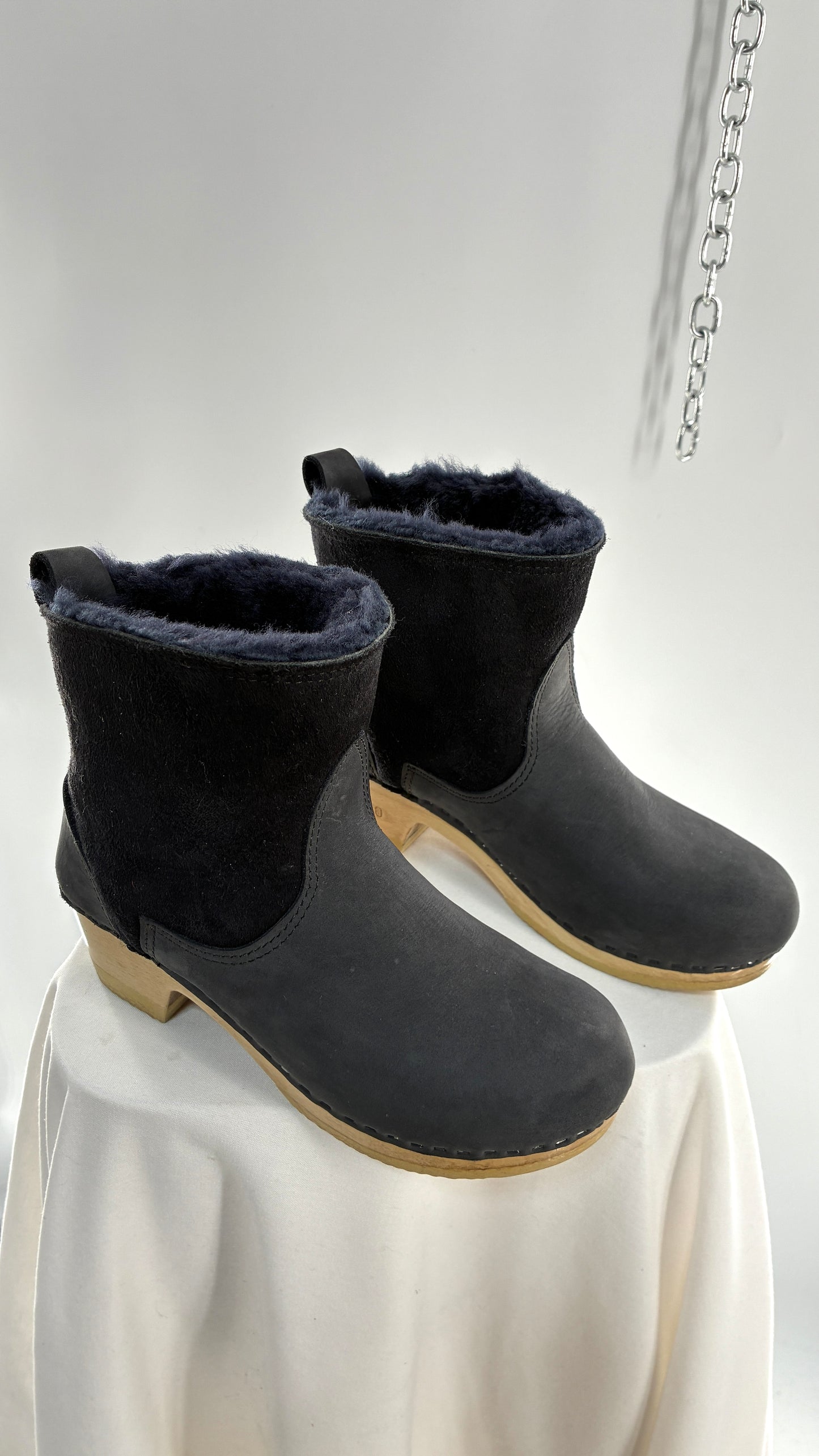 Vintage SVEN Black Leather Clog Boot with Sherpa Lining (40)