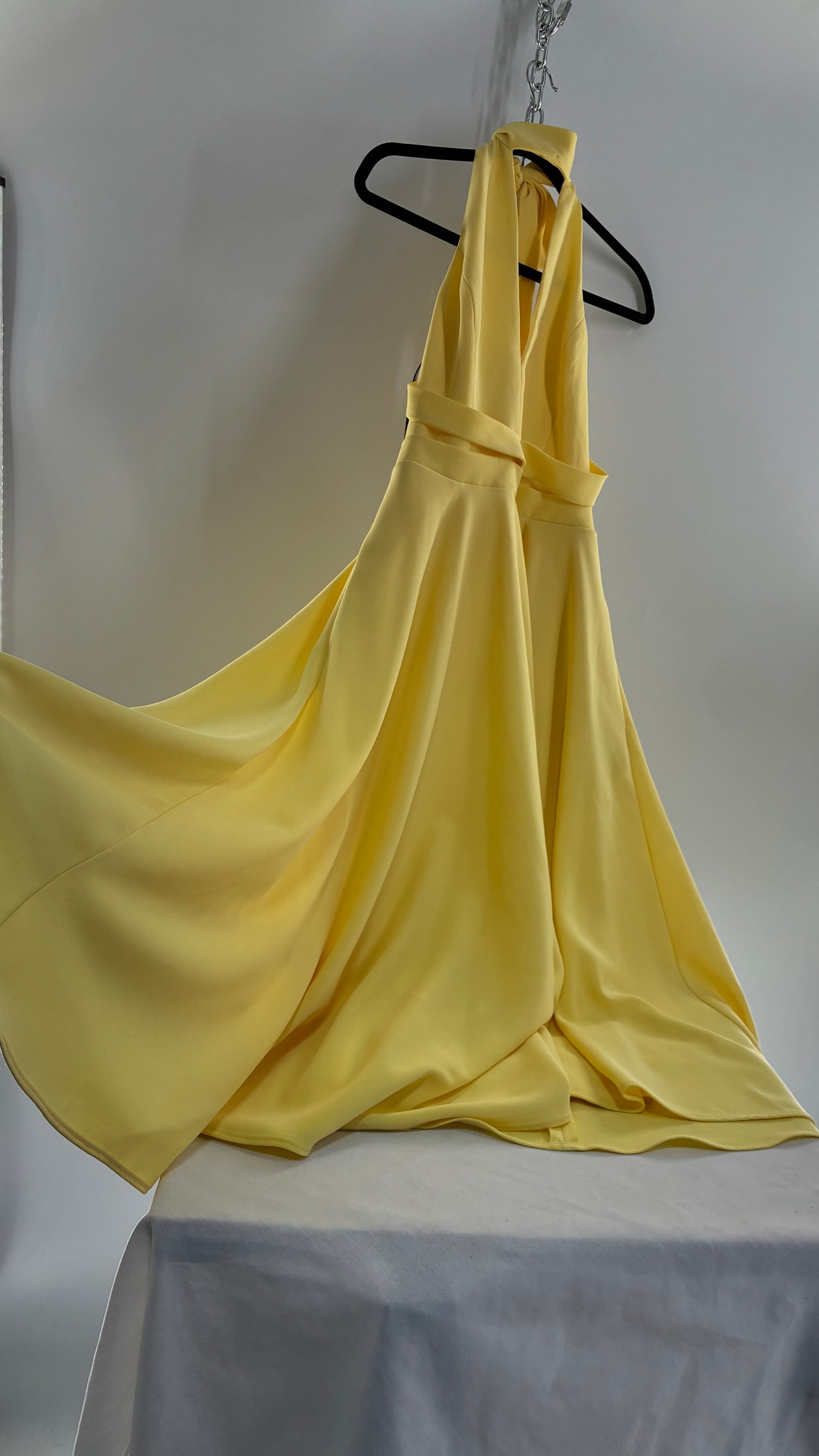 BLACK HALO Yellow High Neck Open Back 1950s Style Circle Skirt Dress with Tags Attached (8,10)