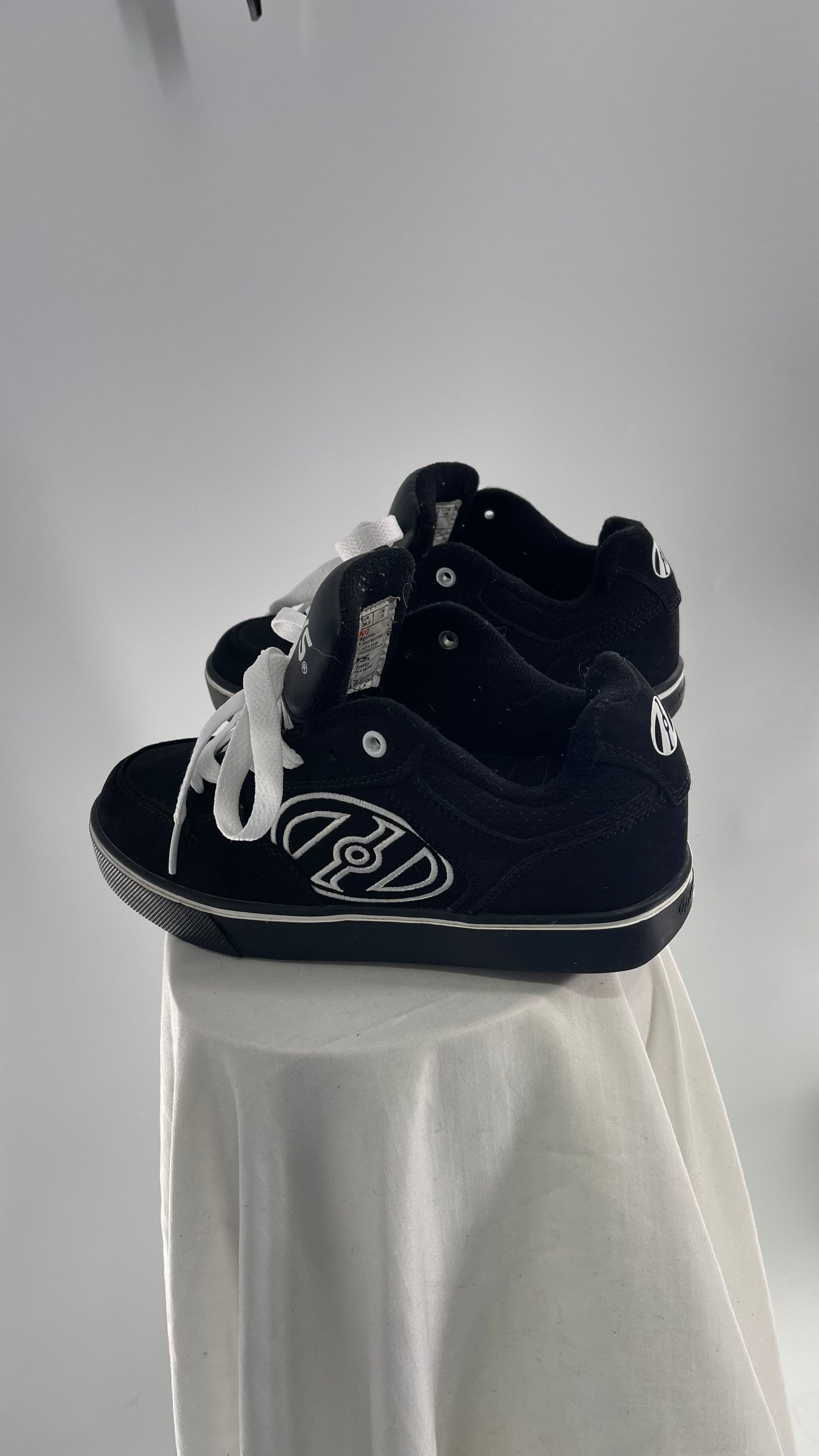 Vintage Heely’s Black and White Sneaker (Y5)