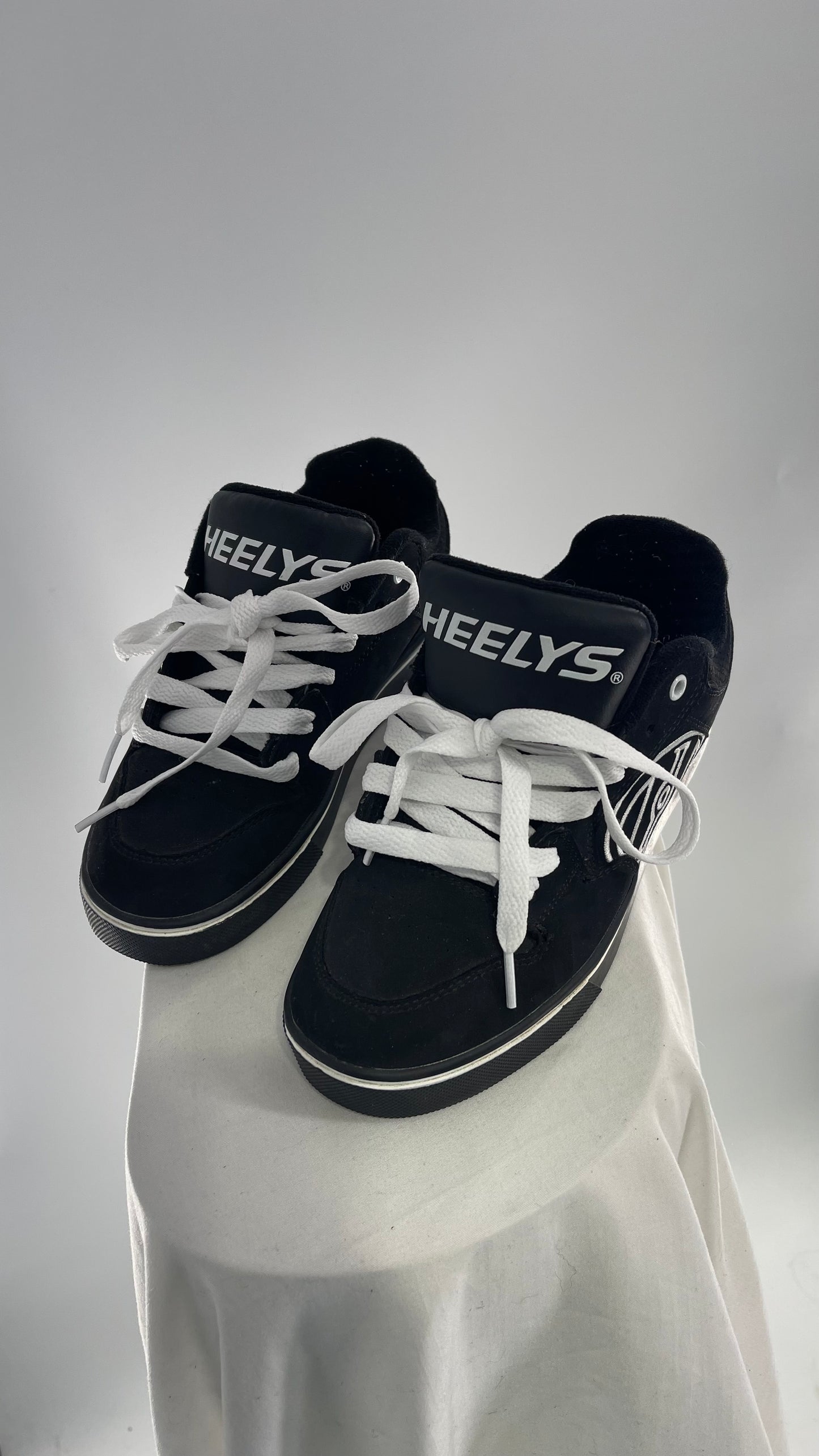 Vintage Heely’s Black and White Sneaker (Y5)