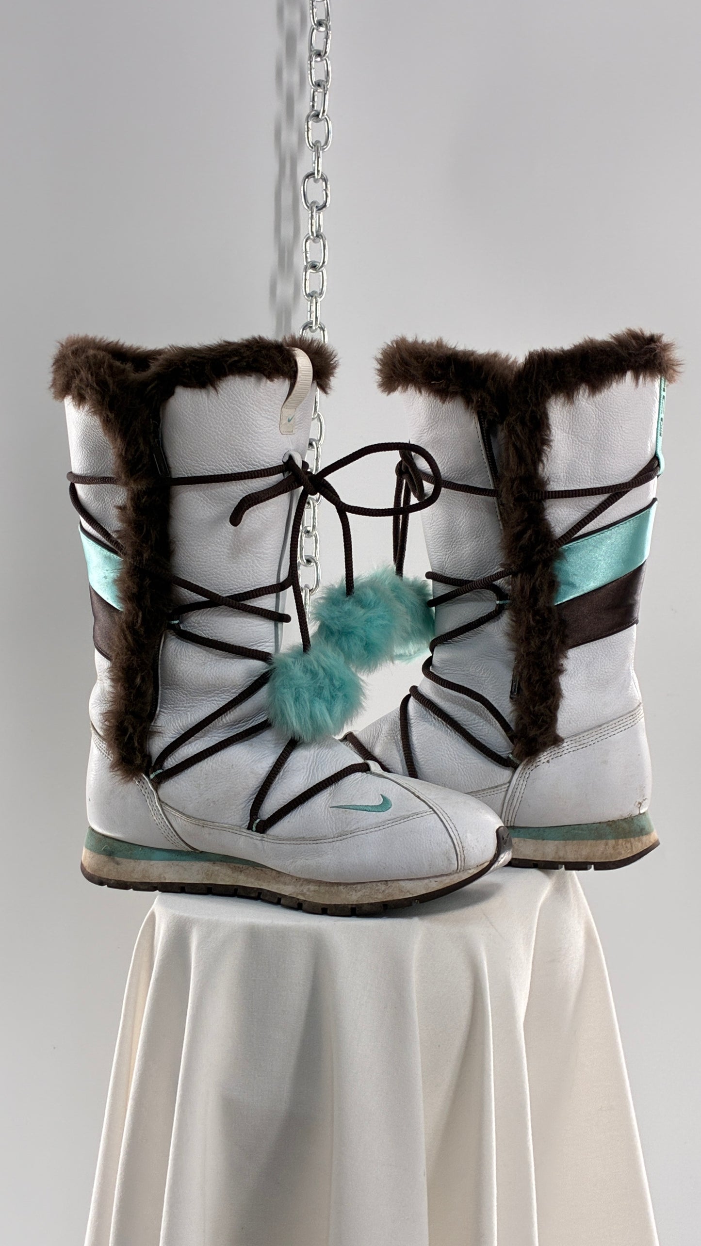Vintage NIKE Pom Pom Snow Style White Boots Lined with Brown Fur, Turquoise Details (9)