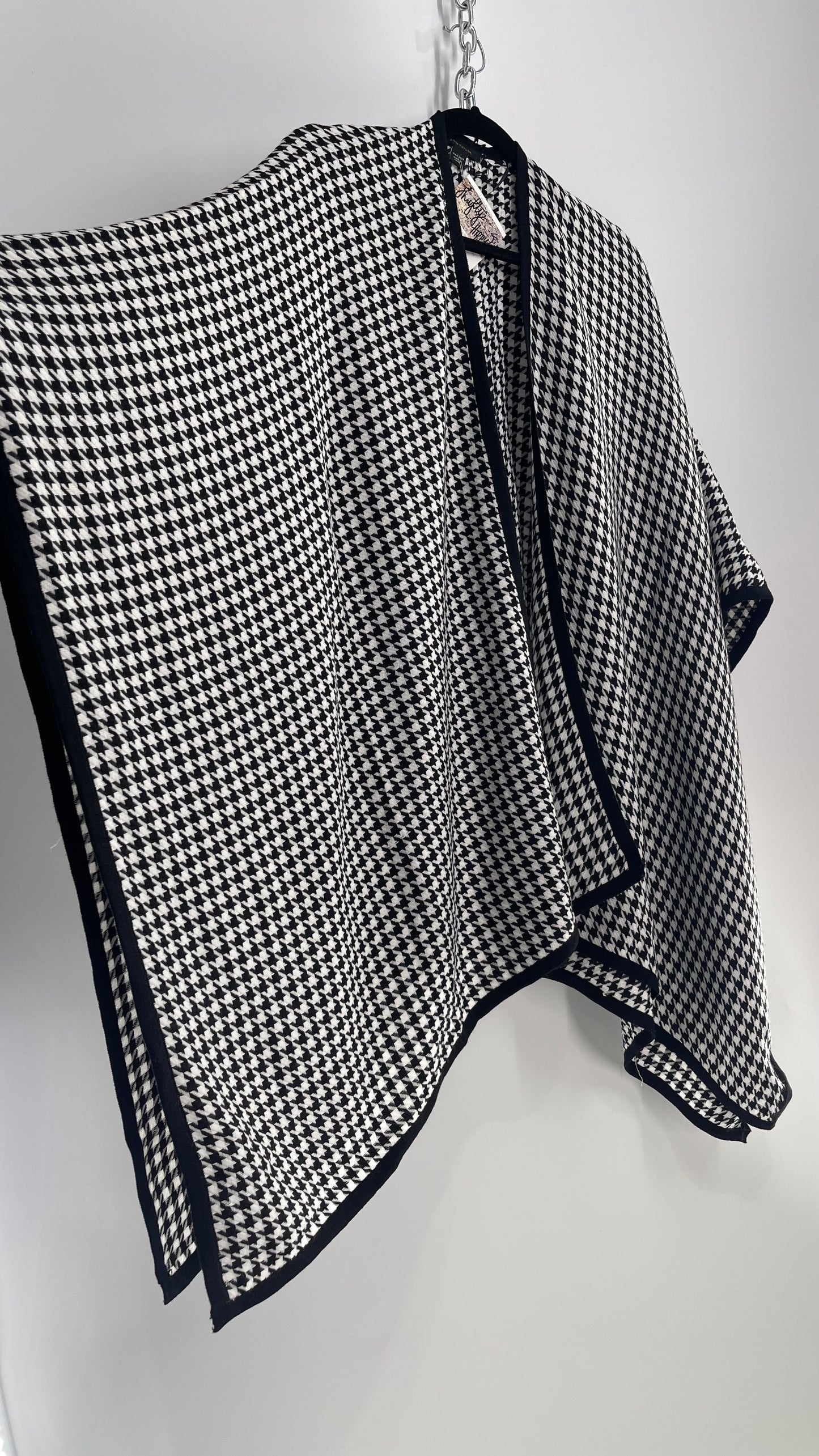 Ann Taylor Houndstooth Black and White Knit Scarf Cape (One Size)