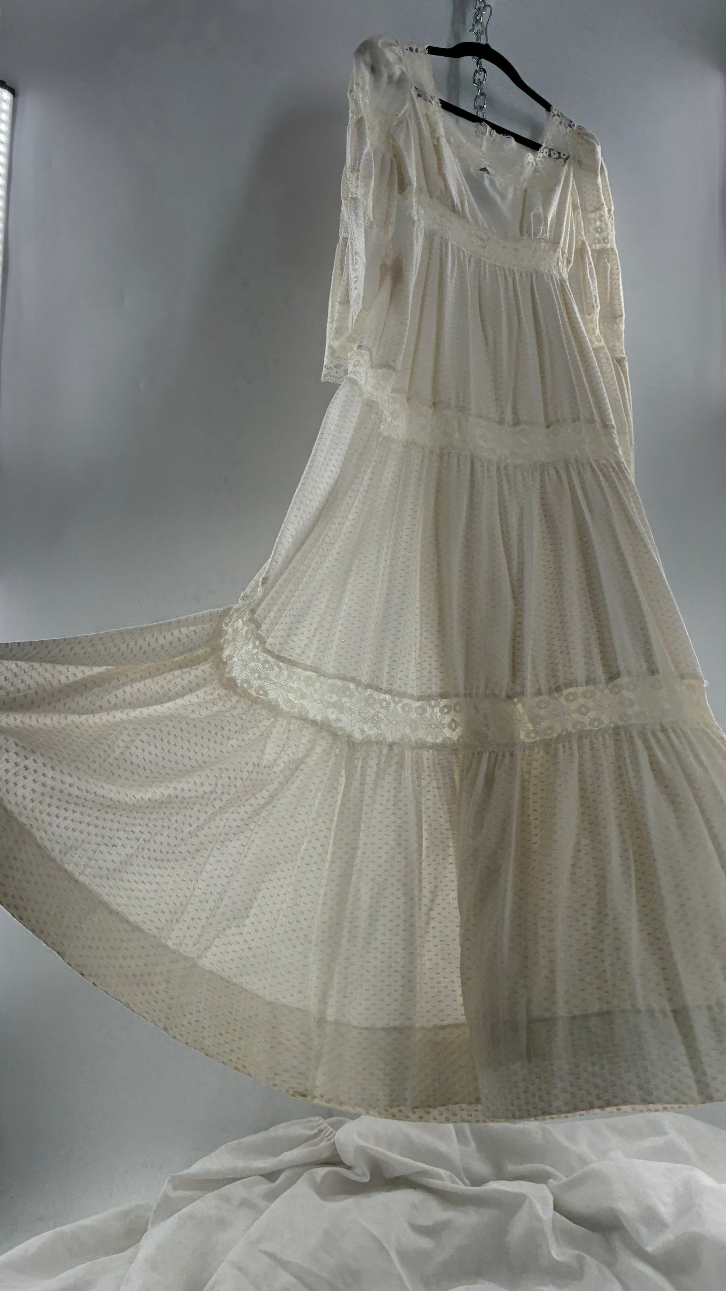 Vintage 1970s Off White Handmade Bell Sleeve Possible Wedding Gown (XS/Small)