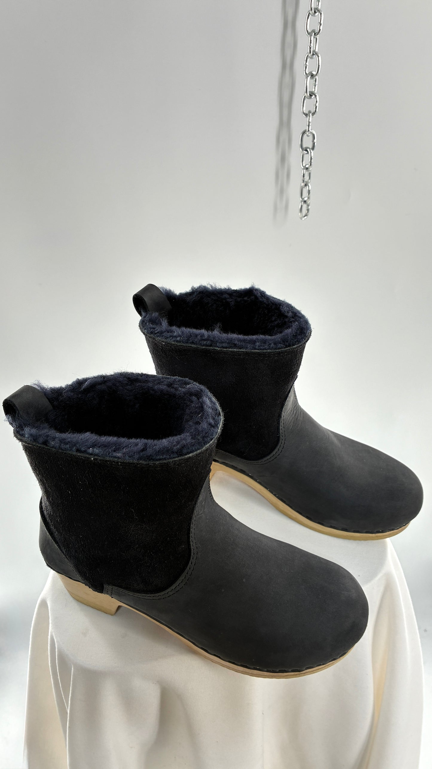 Vintage SVEN Black Leather Clog Boot with Sherpa Lining (40)