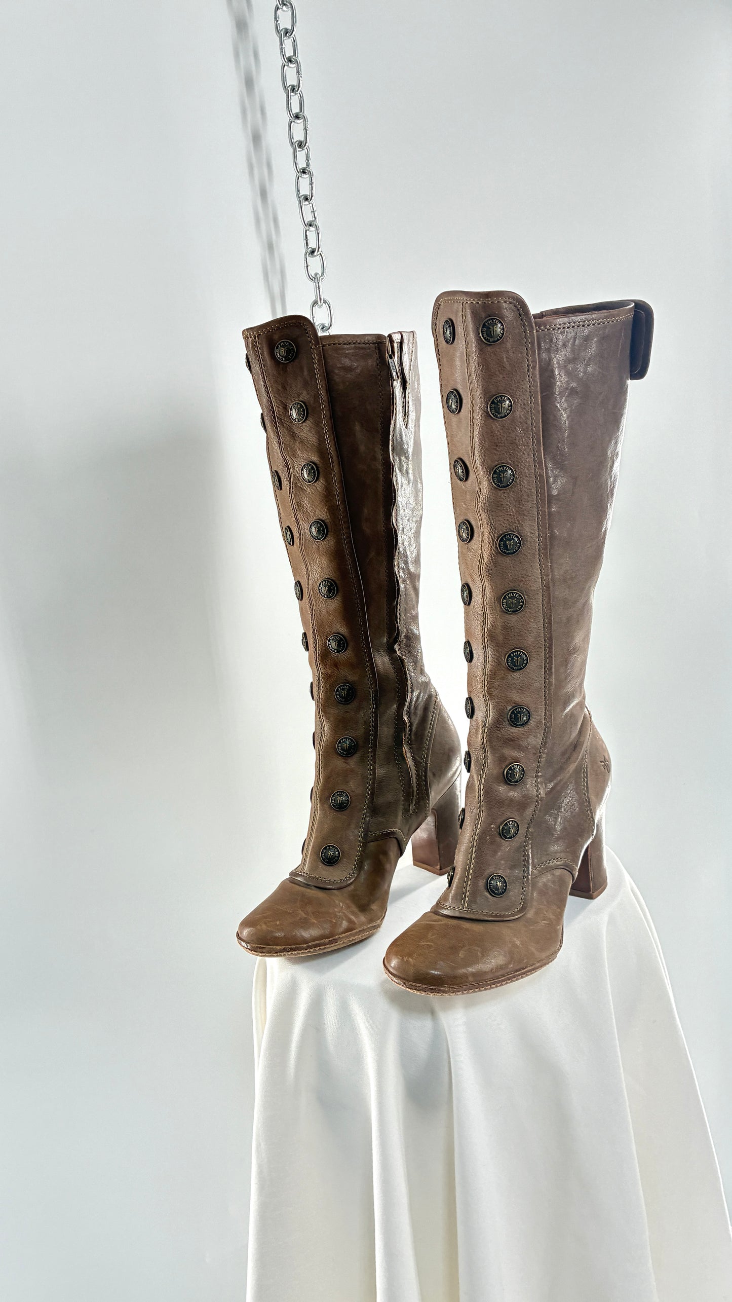 Vintage Limited Edition FRYE Adrienne Taupe Leather Rounded Toe Boots with Button Details (8.5)