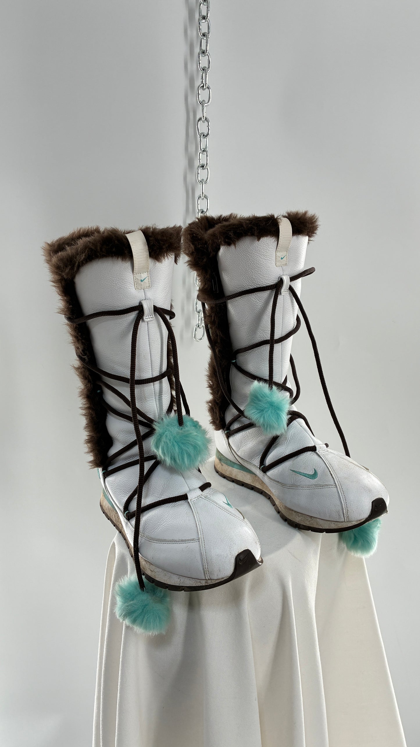 Vintage NIKE Pom Pom Snow Style White Boots Lined with Brown Fur, Turquoise Details (9)