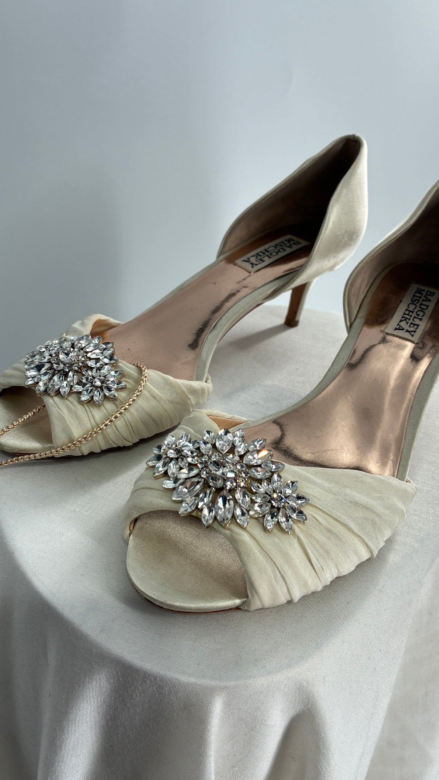 Badgley Mischka Ivory Satin Peep Toe Kitten Heel with Crystal Broche (8)