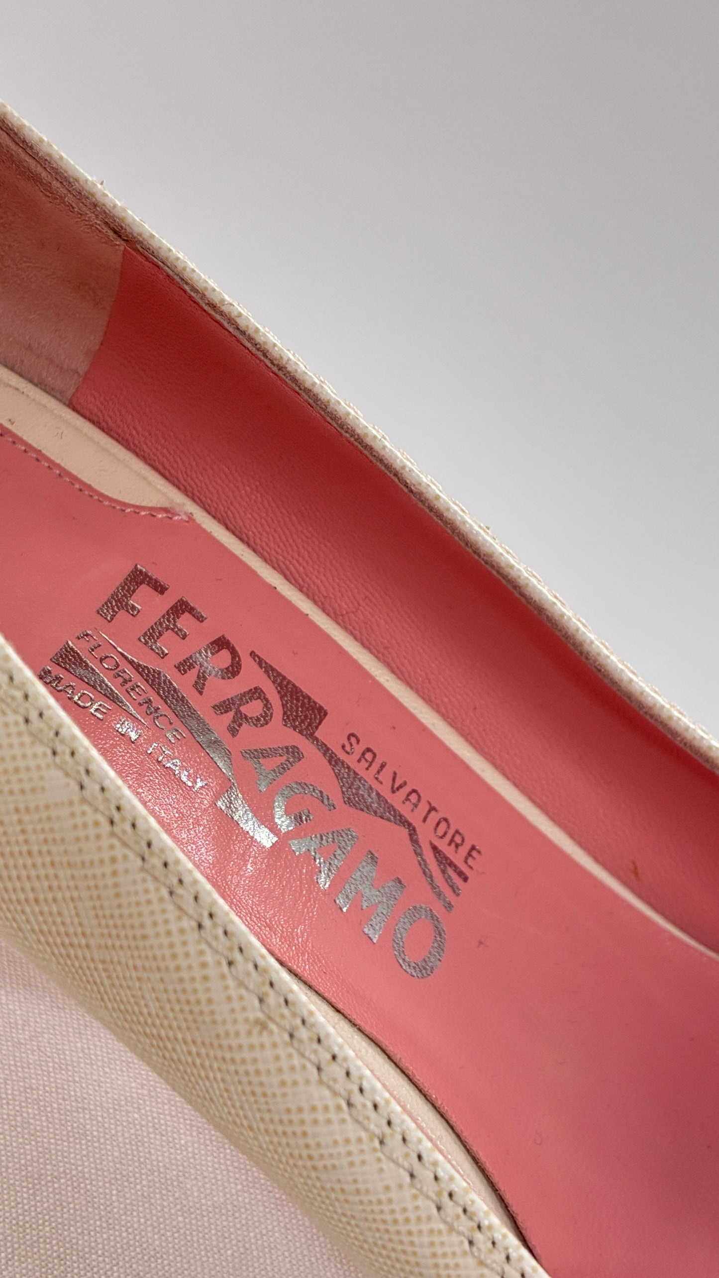 Vintage SALVATORE FERRAGAMO Magnolia White Kitten Heel (11)