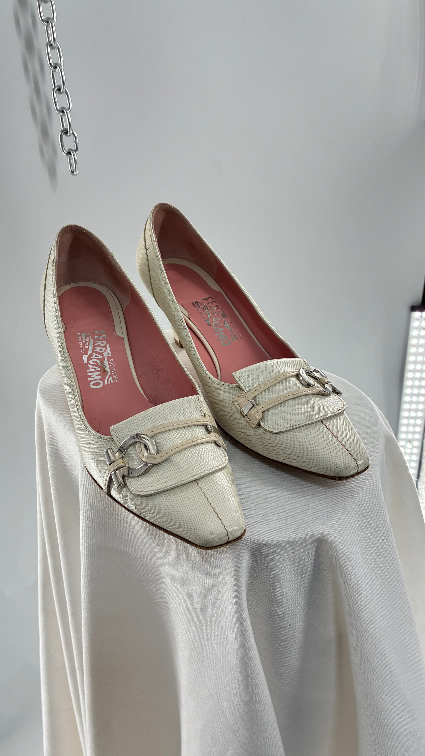Vintage SALVATORE FERRAGAMO Magnolia White Kitten Heel (11)
