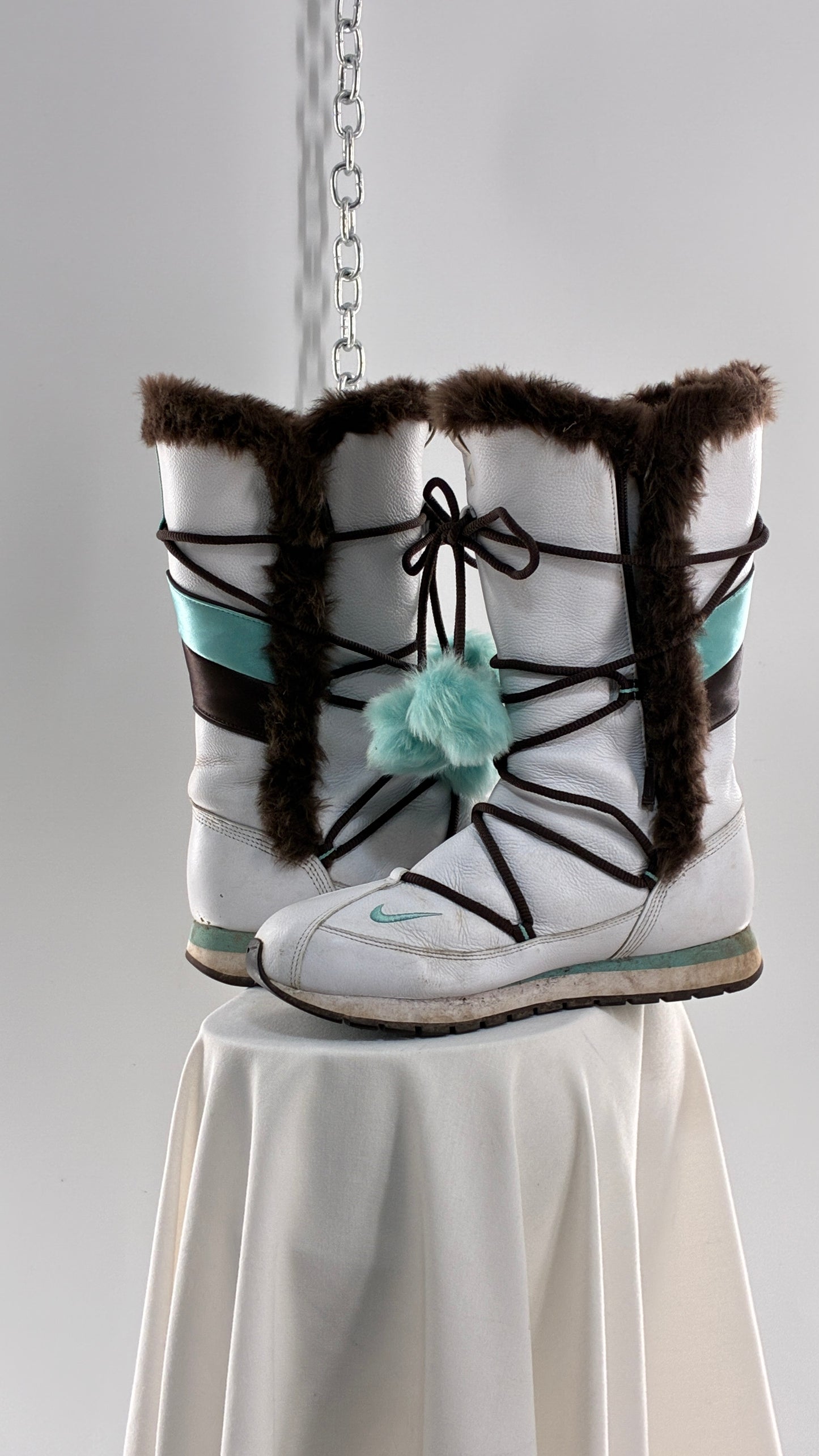 Vintage NIKE Pom Pom Snow Style White Boots Lined with Brown Fur, Turquoise Details (9)