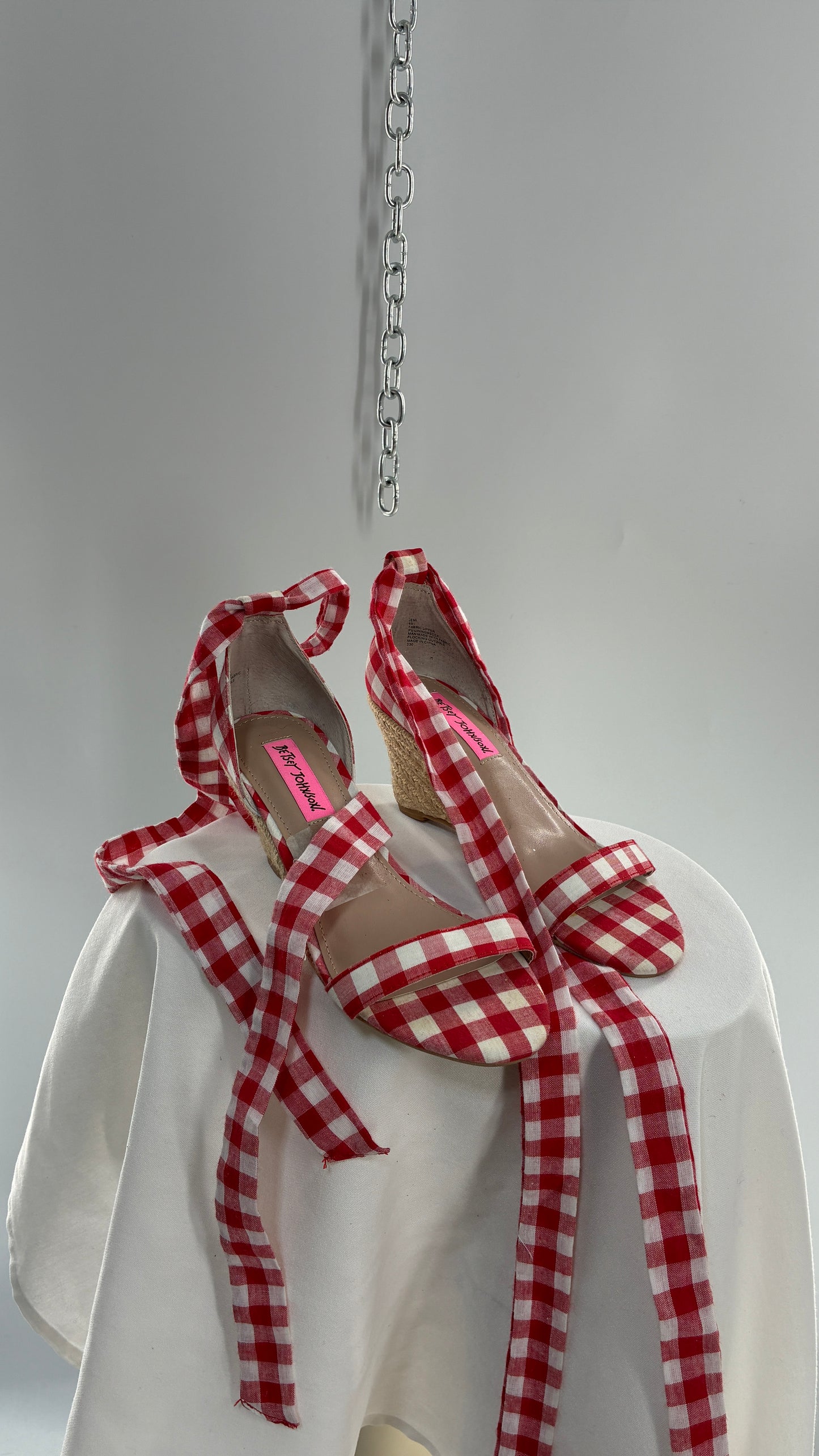 Vintage BETSY JOHNSON Jemi Gingham Red Tie Up Kitten, Wicker Wedge (6)