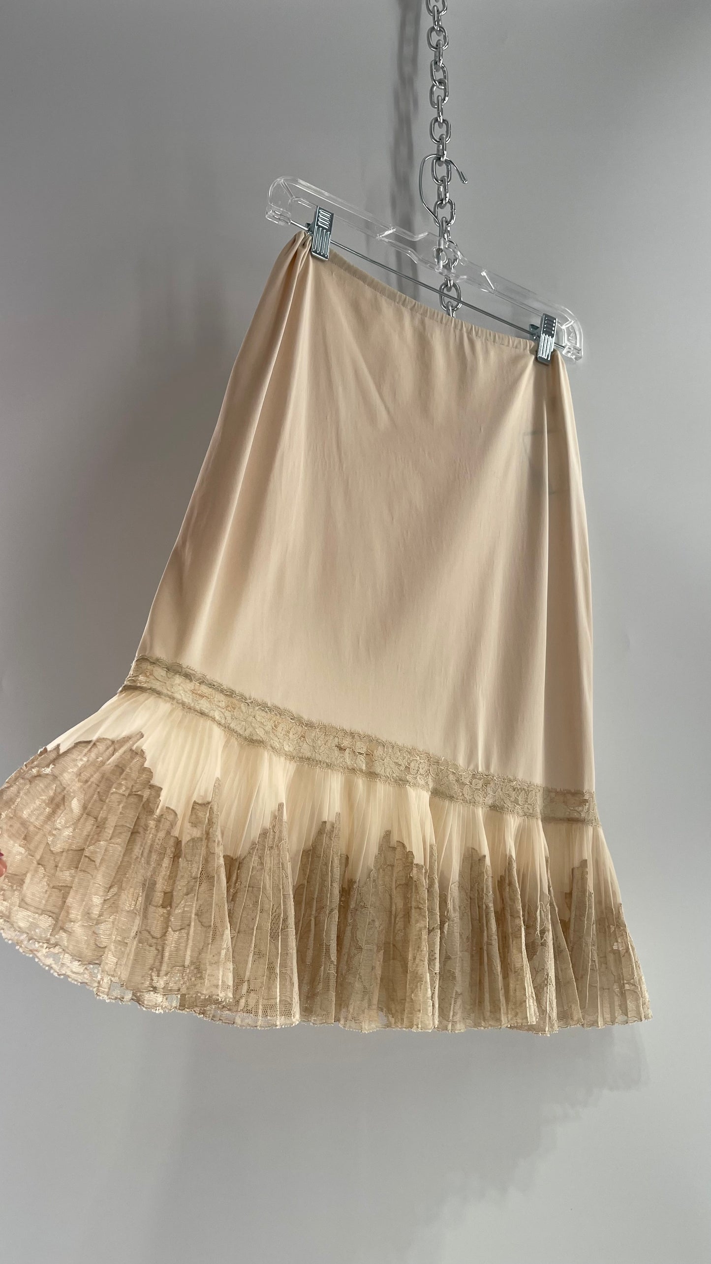 Vintage 1960s Beige Mídi Petty Skirt with Pleated Lace Hem Detail (Small)