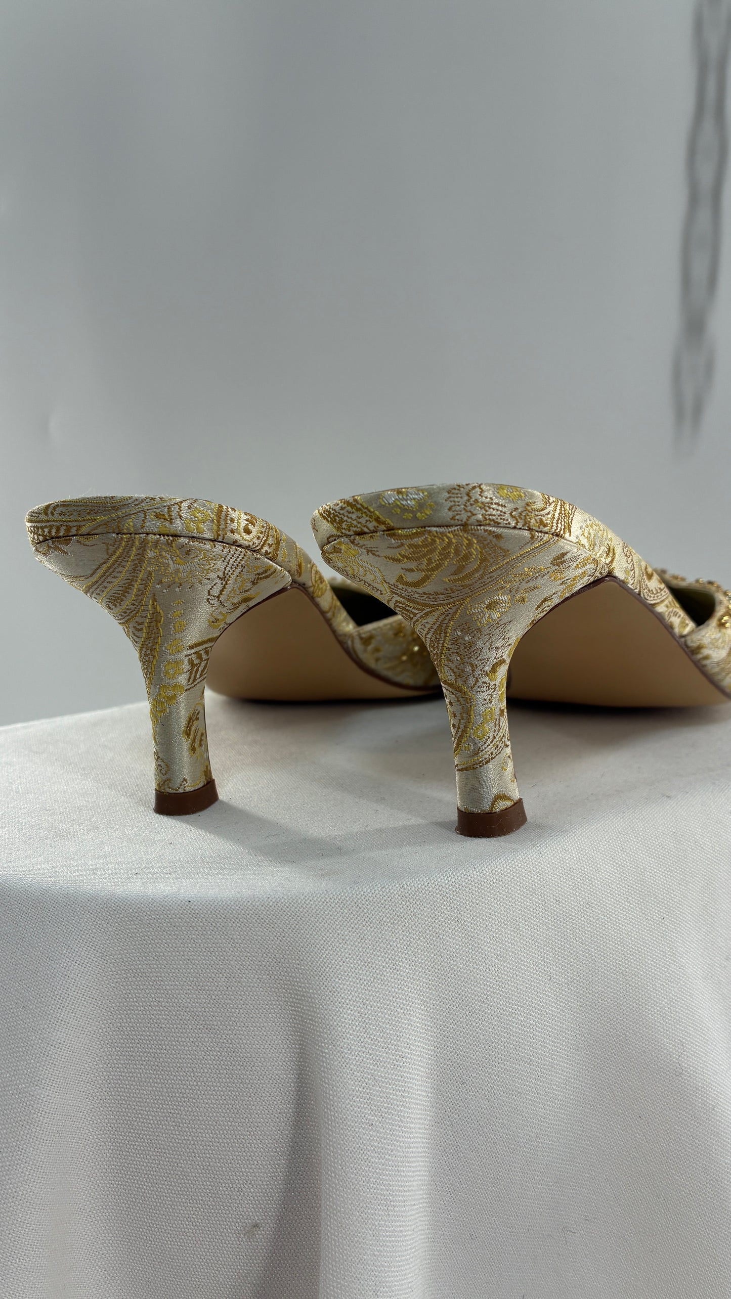 Vintage Karen Scott Samora Brocade Ivory and Gold Beaded Pointed Toe Kitten Heel (9.5)
