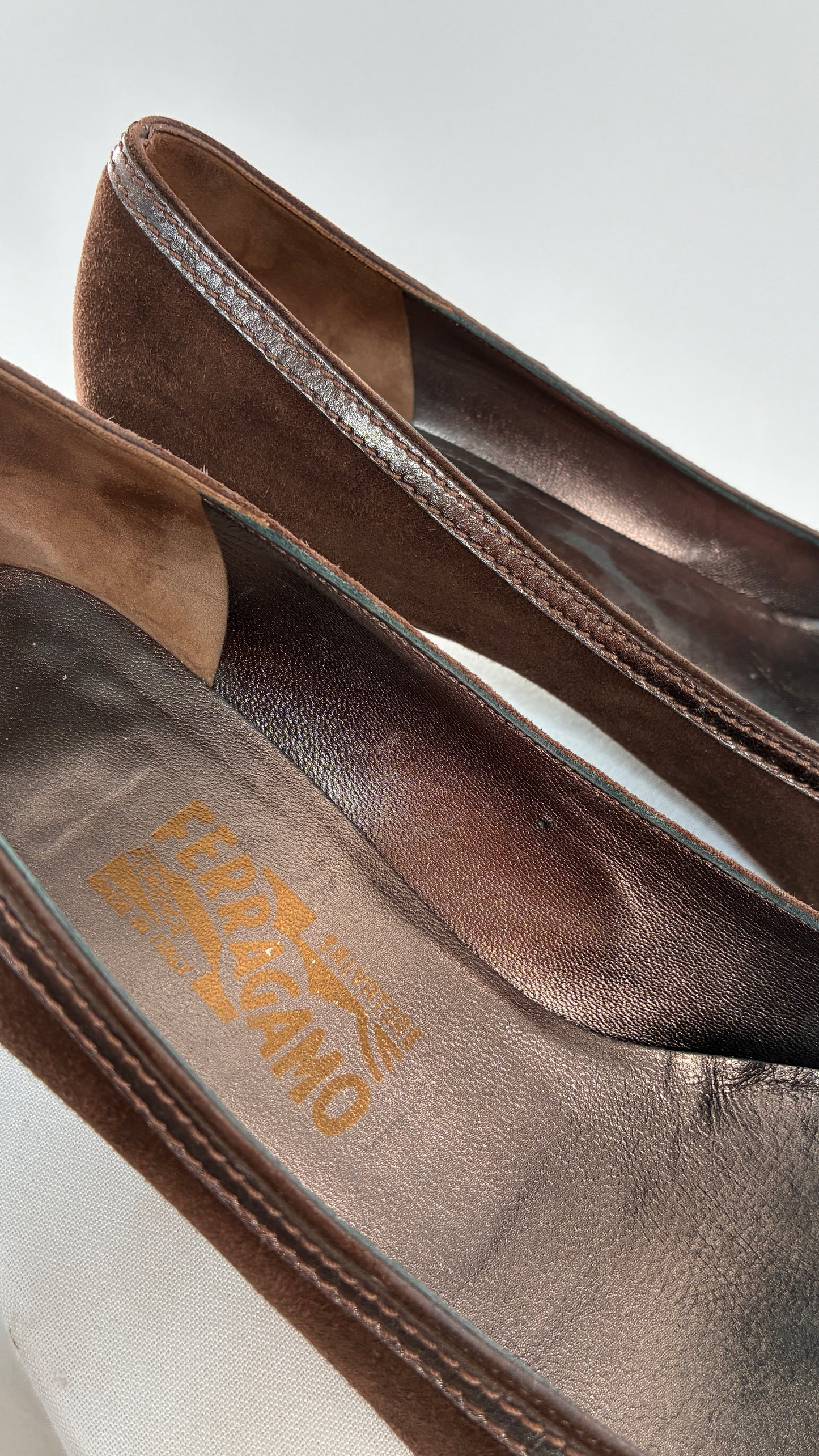 Vintage SALVATORE FERRAGAMO Brown Suede Leather Kitten Heel (10.5)