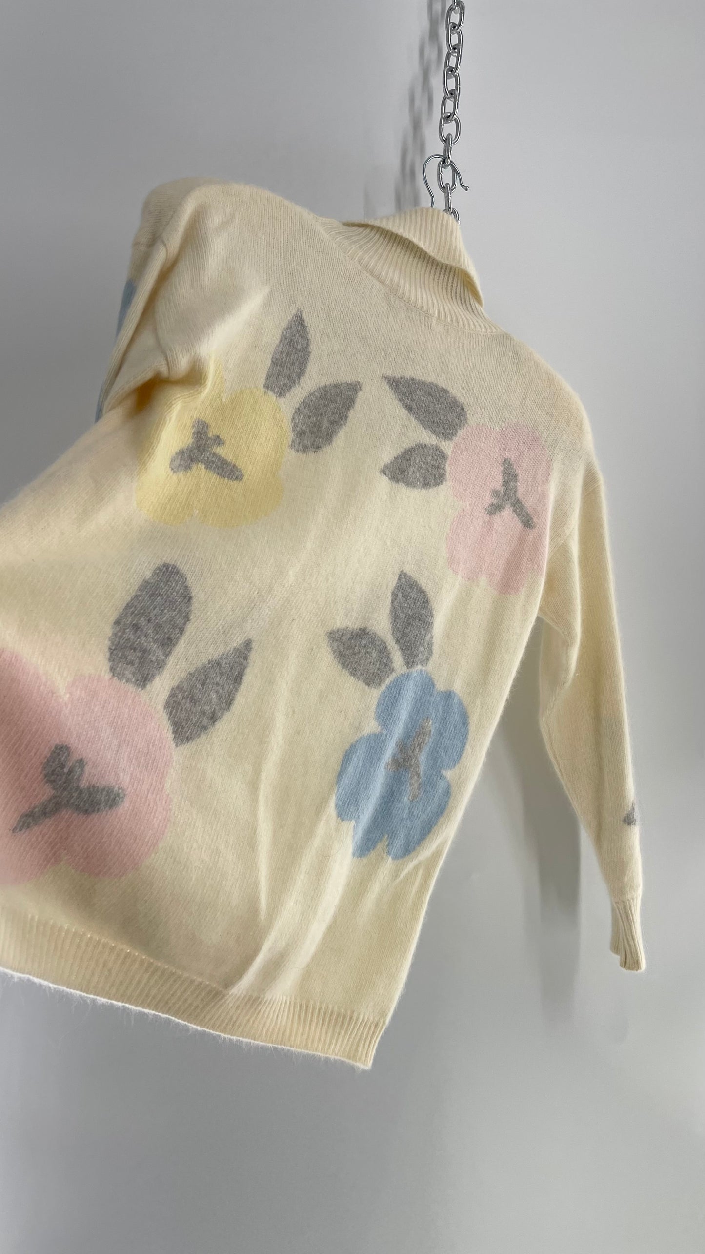 Vintage Liz Claiborne Off White Floral Turtle Neck 60% Lambs Wool and 20% Angora Rabbit Hair (Small)