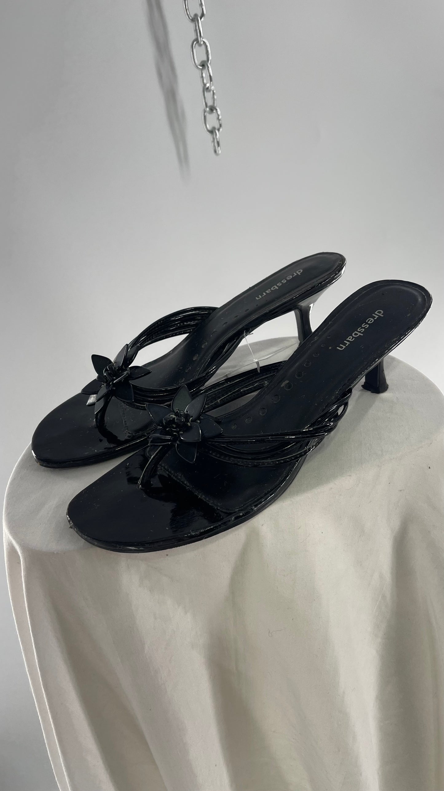 Vintage DressBarn Black Strappy Kitten Heel Thong Sandal with Plastic Flower Rosette (10)