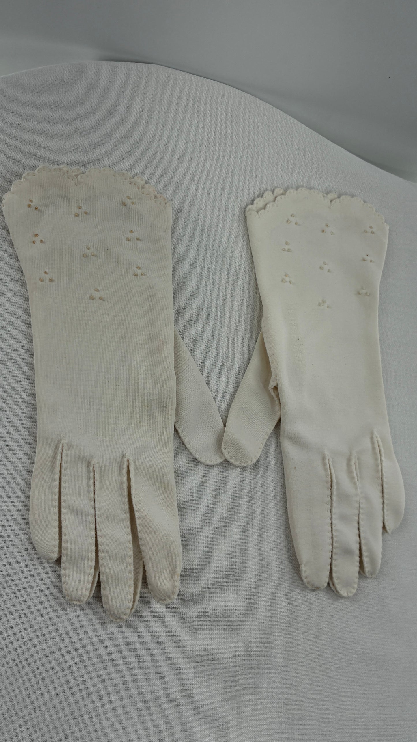 Vintage 1940s Handmade Off White Short Gloves with Scalloped Wrist