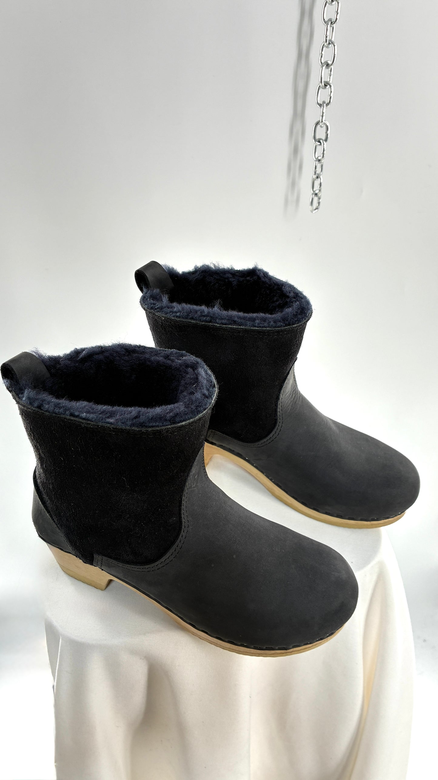 Vintage SVEN Black Leather Clog Boot with Sherpa Lining (40)