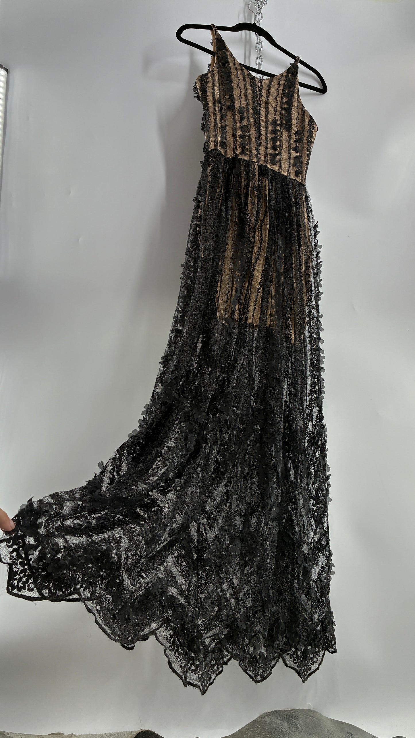 DRESS THE POPULATION Nude Underlay Black 3D Floral Lace Appliqué Overlay Dress (Small)