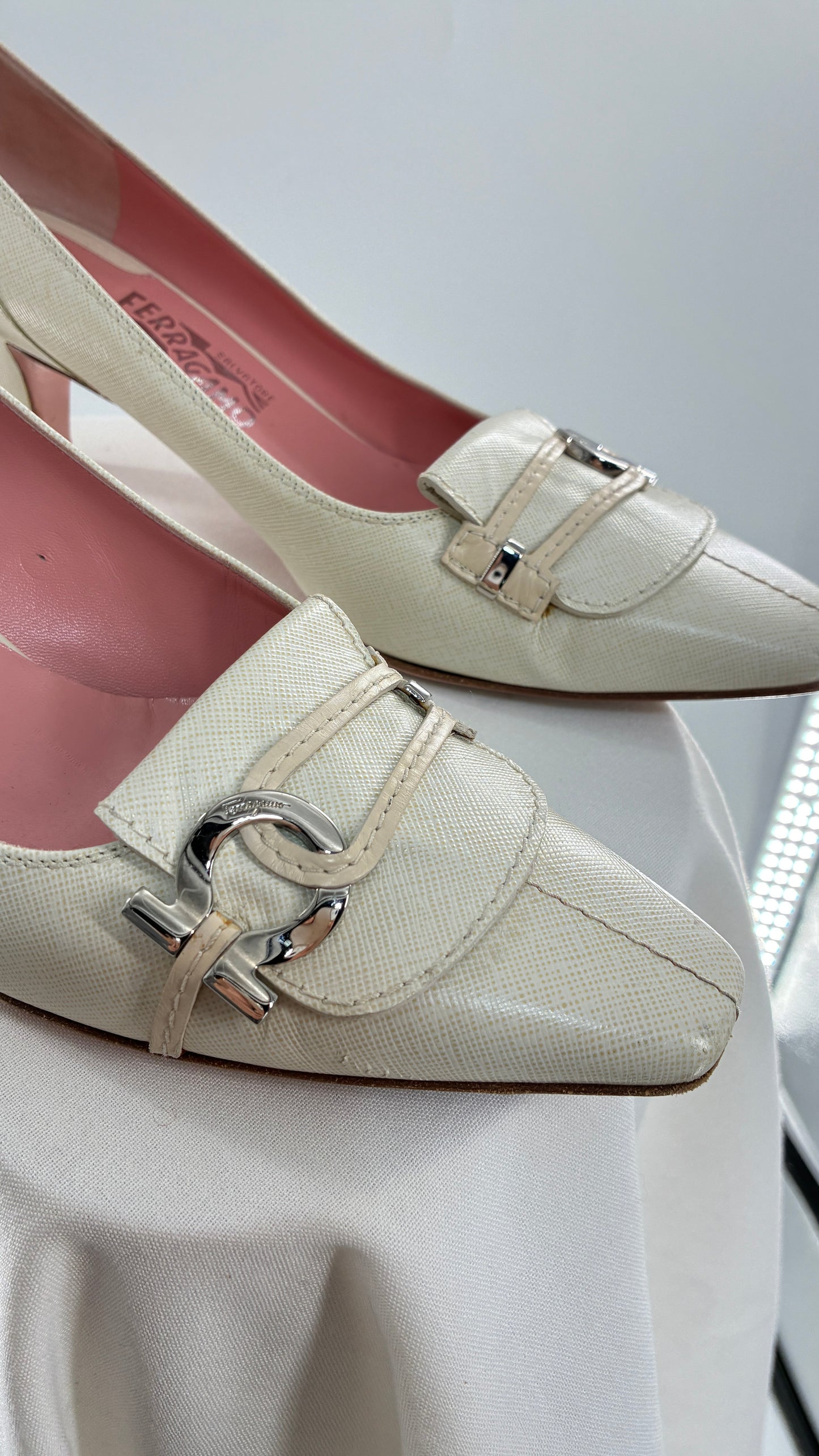 Vintage SALVATORE FERRAGAMO Magnolia White Kitten Heel (11)