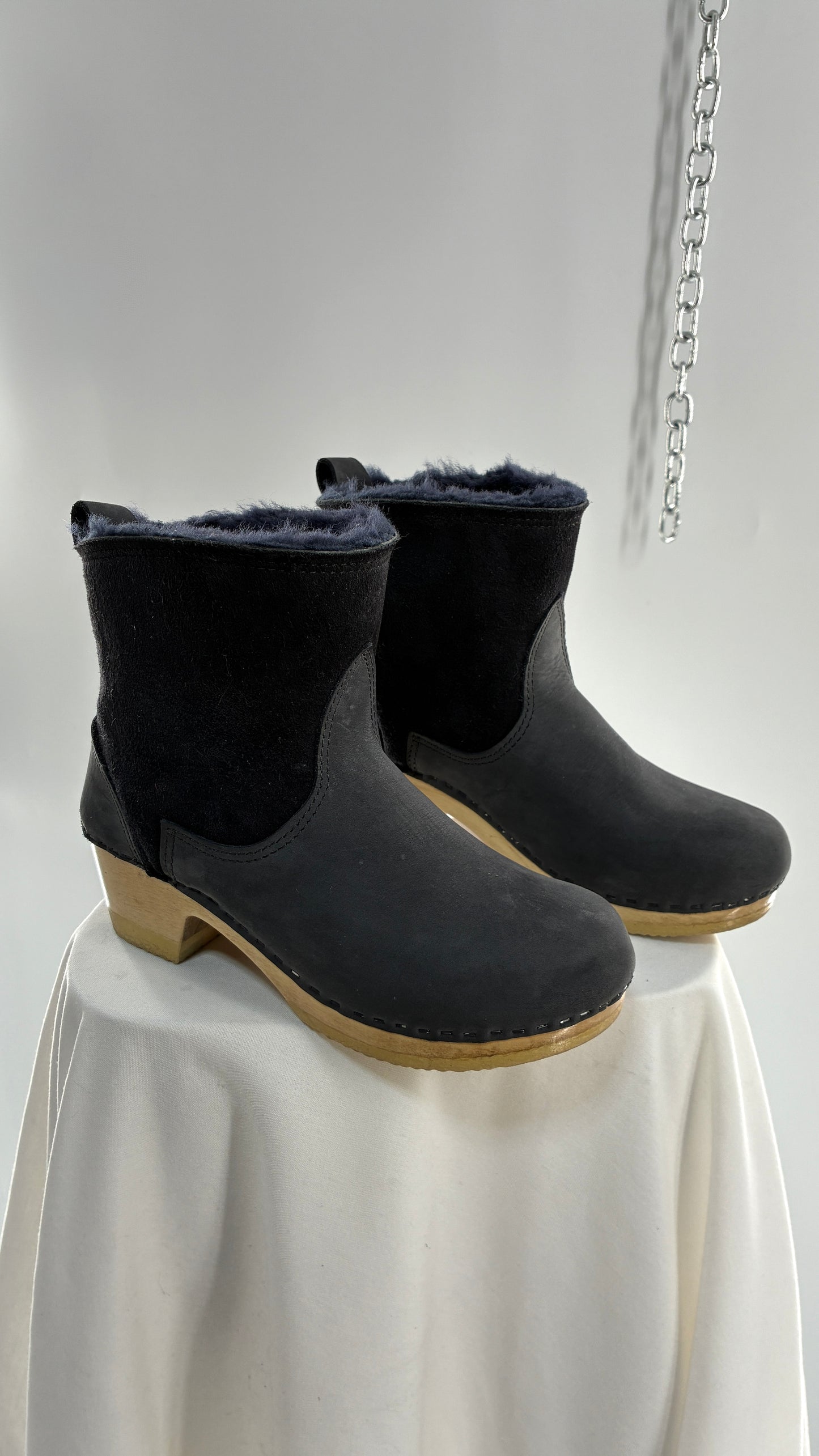Vintage SVEN Black Leather Clog Boot with Sherpa Lining (40)