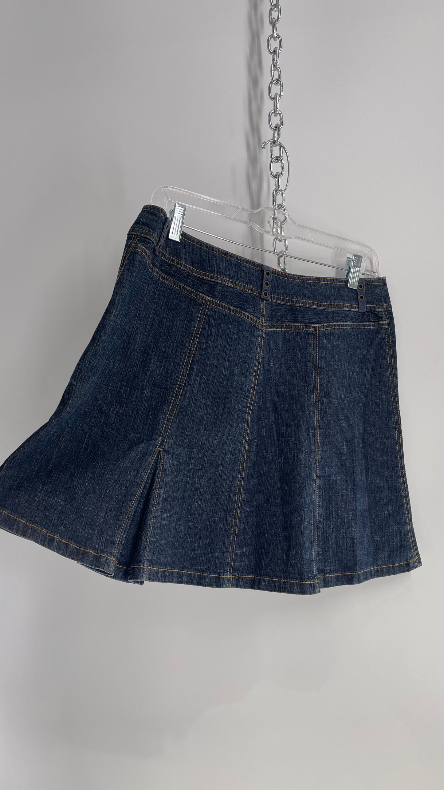 Vintage JonesWear Jeans Dark Wash Pleated Mini Skirt with Zipper Pockets and Grommet Belt Loops (8)