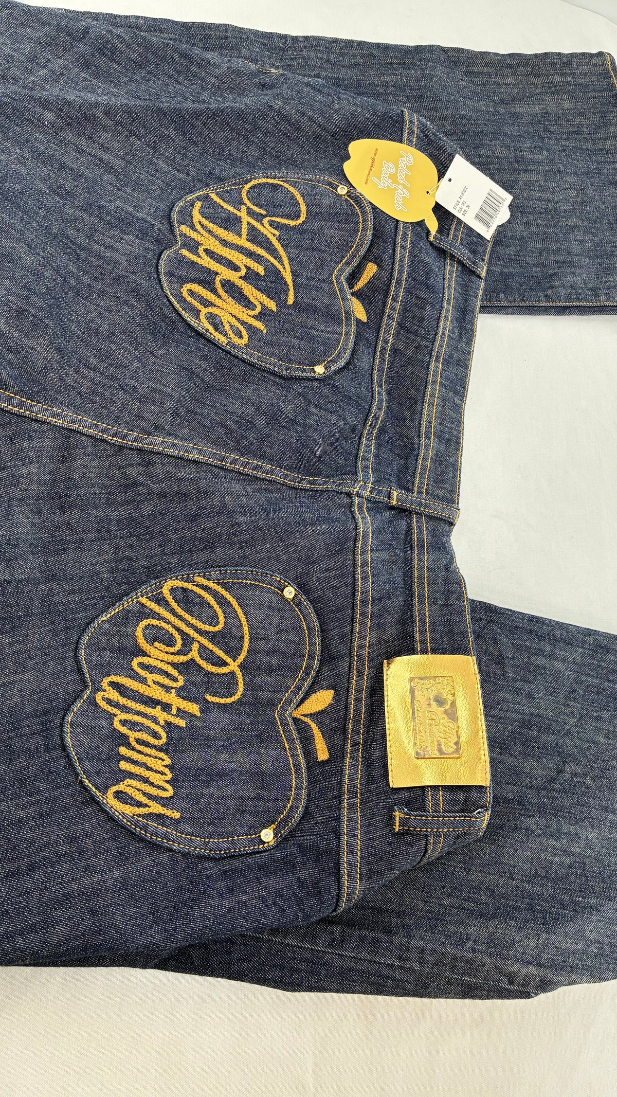 Deadstock Vintage Iconic APPLE BOTTOM JEANS with Apple Pockets and Embroidered Lettering (24)