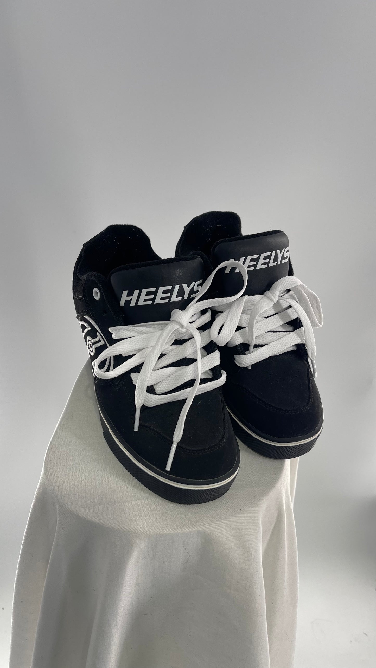 Vintage Heely’s Black and White Sneaker (Y5)