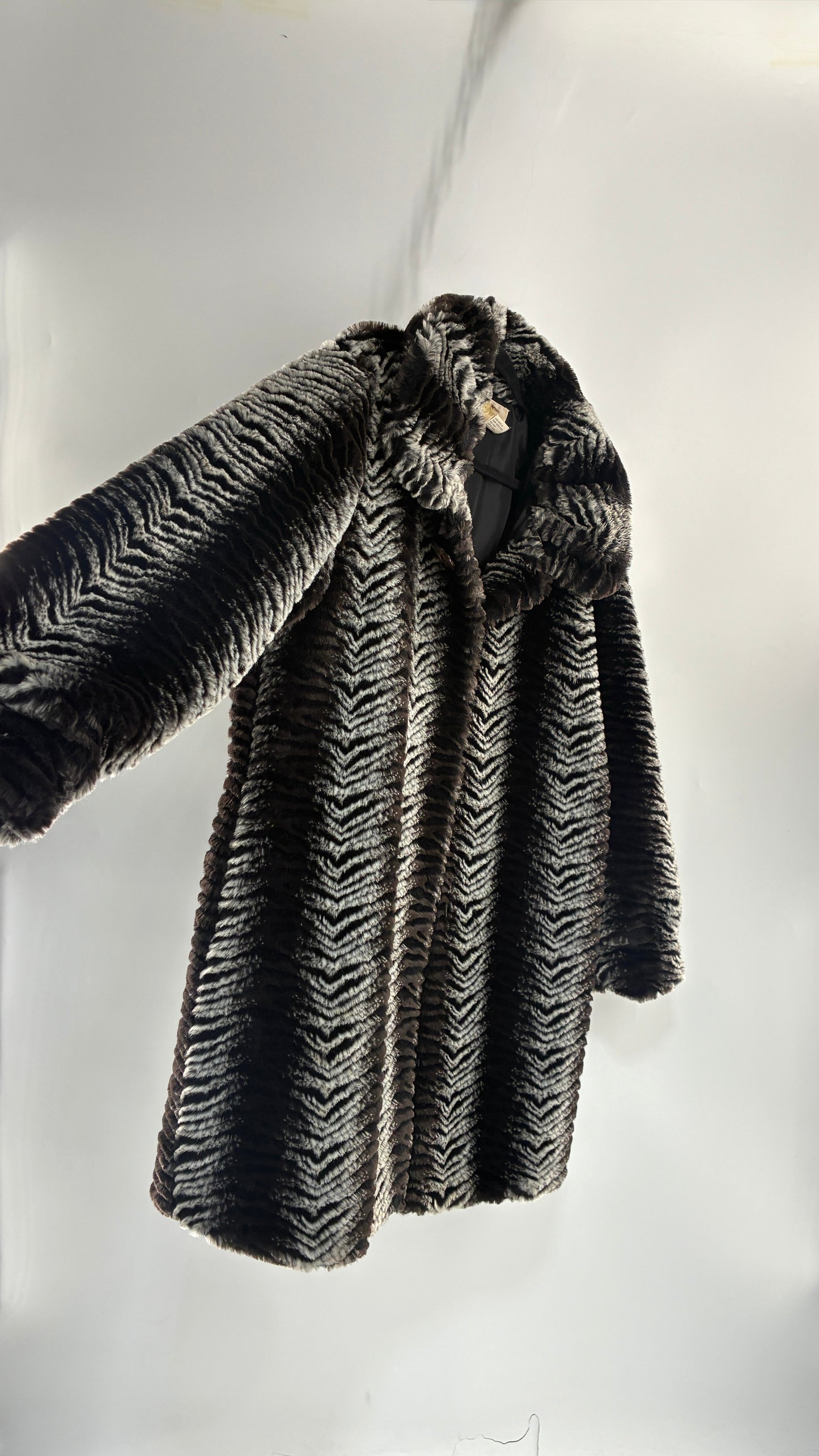 Vintage NOVA Gray and Black Herringbone Patterned Faux Fur Coat (Large)