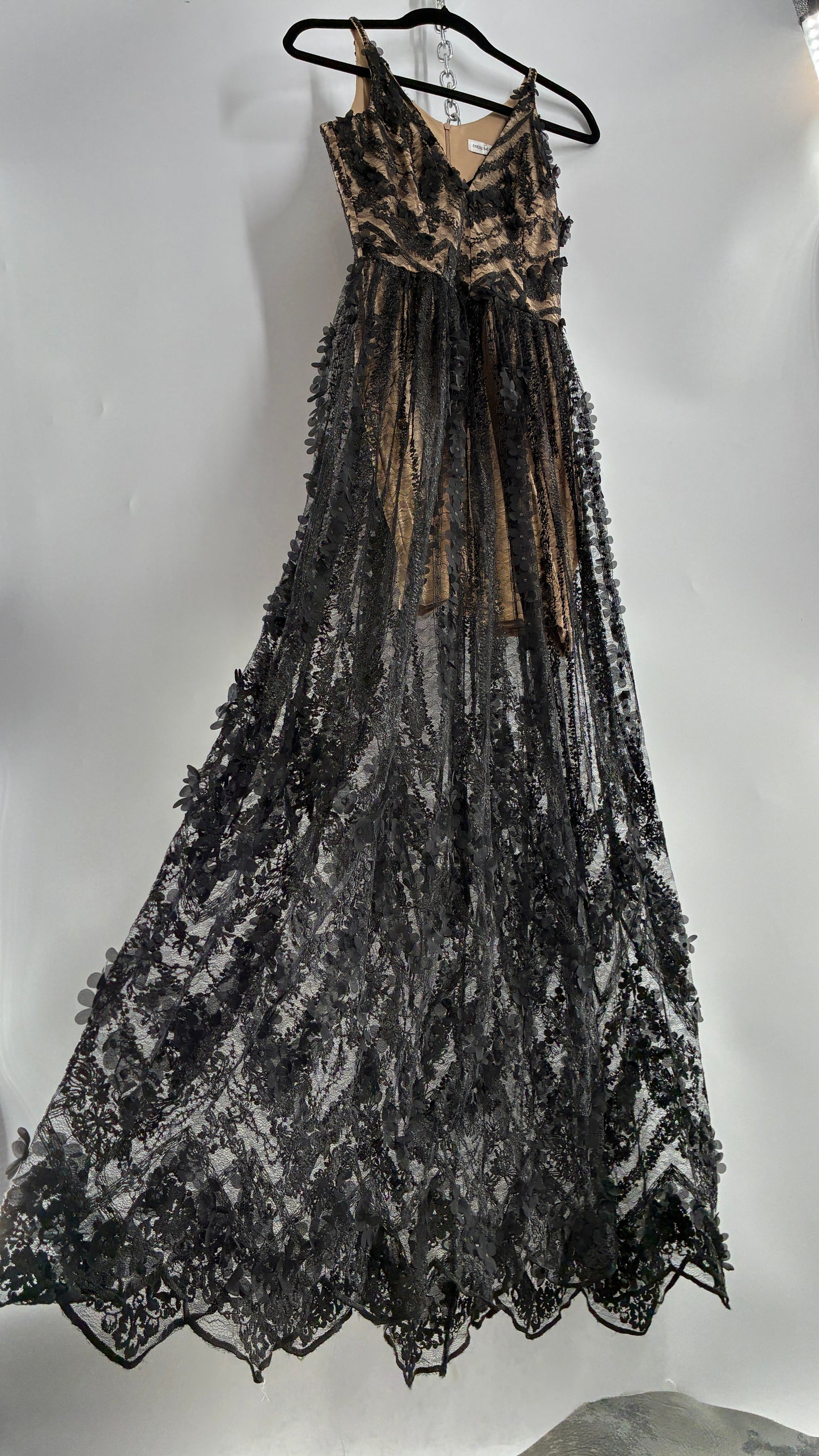 DRESS THE POPULATION Nude Underlay Black 3D Floral Lace Appliqué Overlay Dress (Small)
