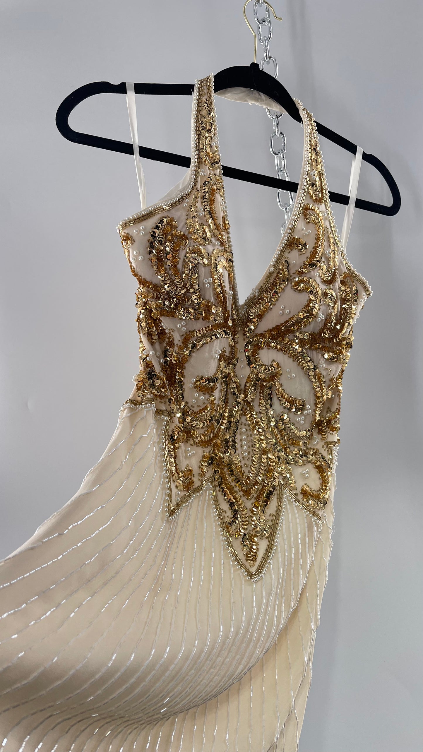 Cache Beaded Old Hollywood Glam White Beaded BodyCon Mini Dress with Halter Neckline and Bedazzled Gold Sequin Bust (4)