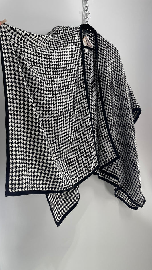 Ann Taylor Houndstooth Black and White Knit Scarf Cape (One Size)