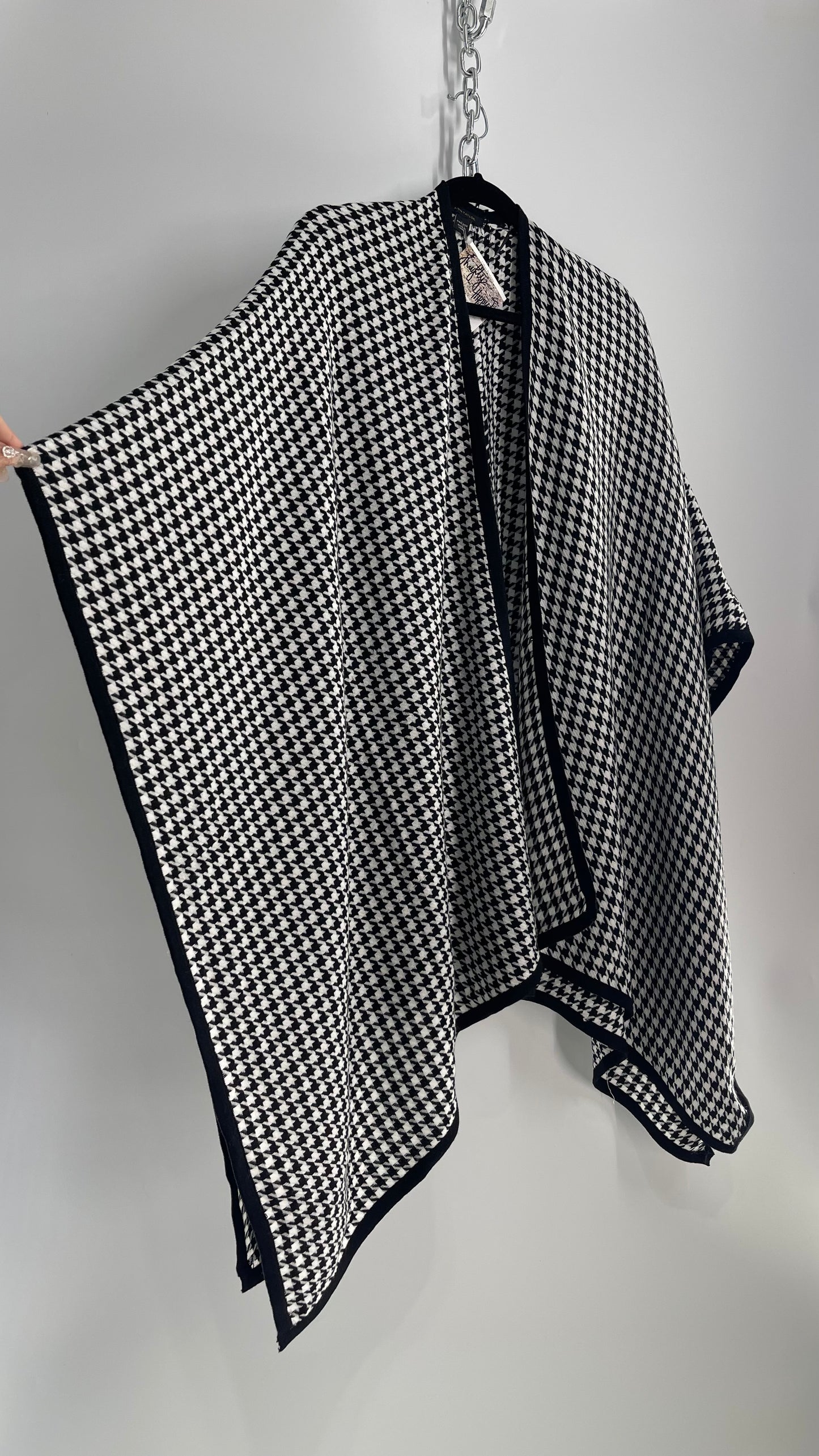 Ann Taylor Houndstooth Black and White Knit Scarf Cape (One Size)