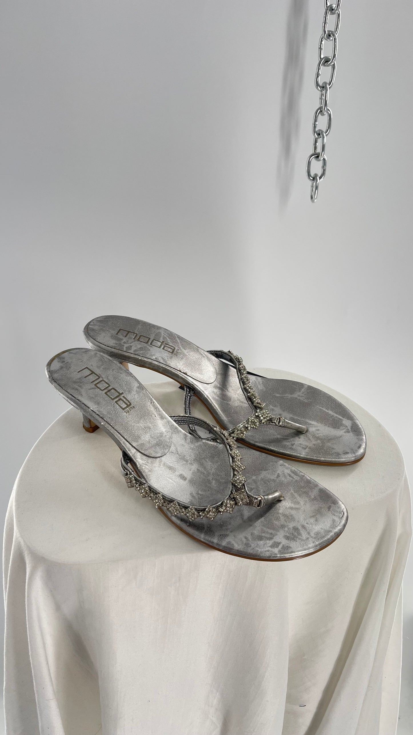 Vintage MODASPANA Silver Metallic Kitten Heel Thong Sandal with Rhinestone Embellishments (8.5)