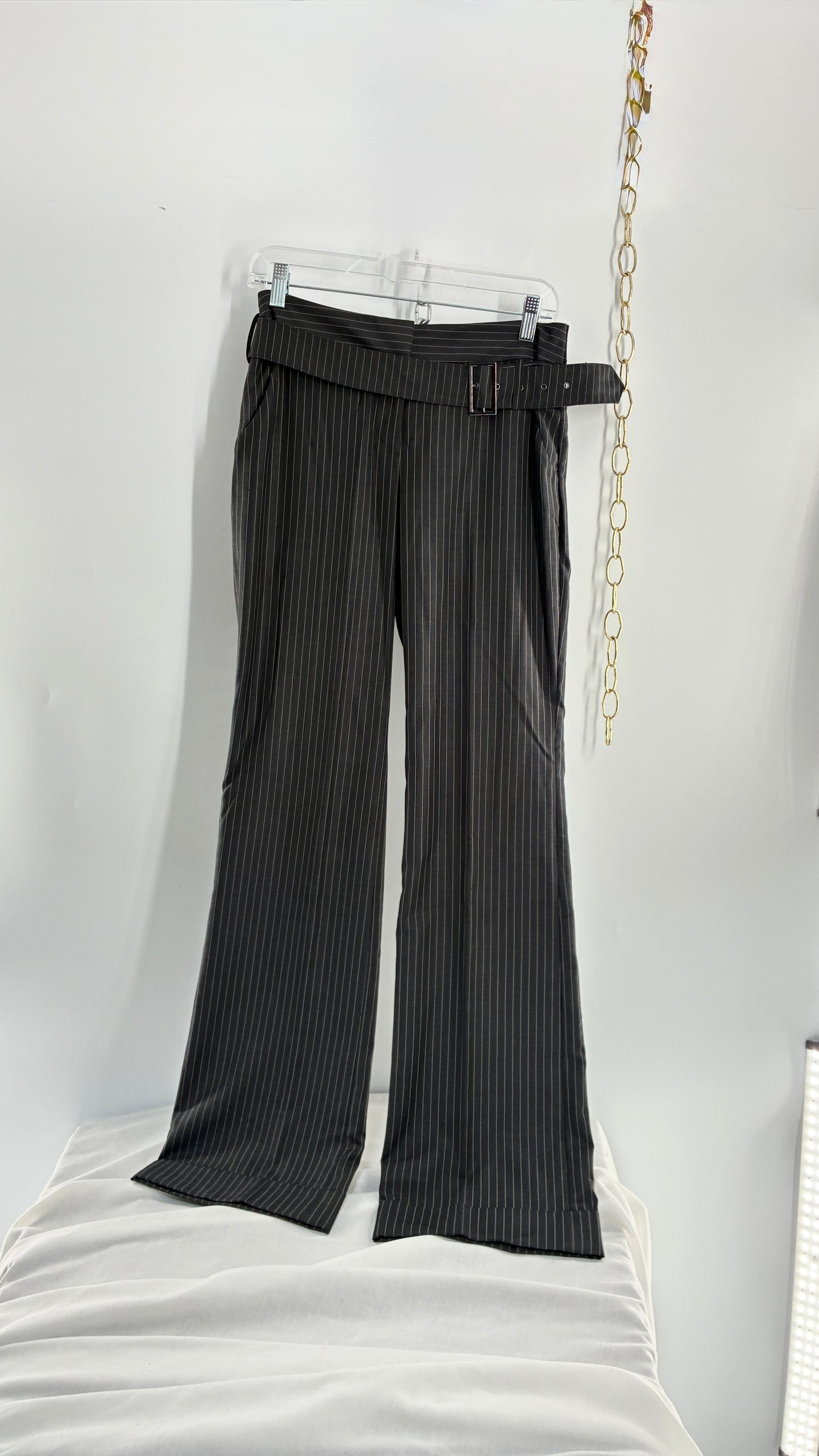 Vintage ANNE KLEIN Pinstripe Grey Low Rise, Wide Leg Trouser with Belted Hip (2)
