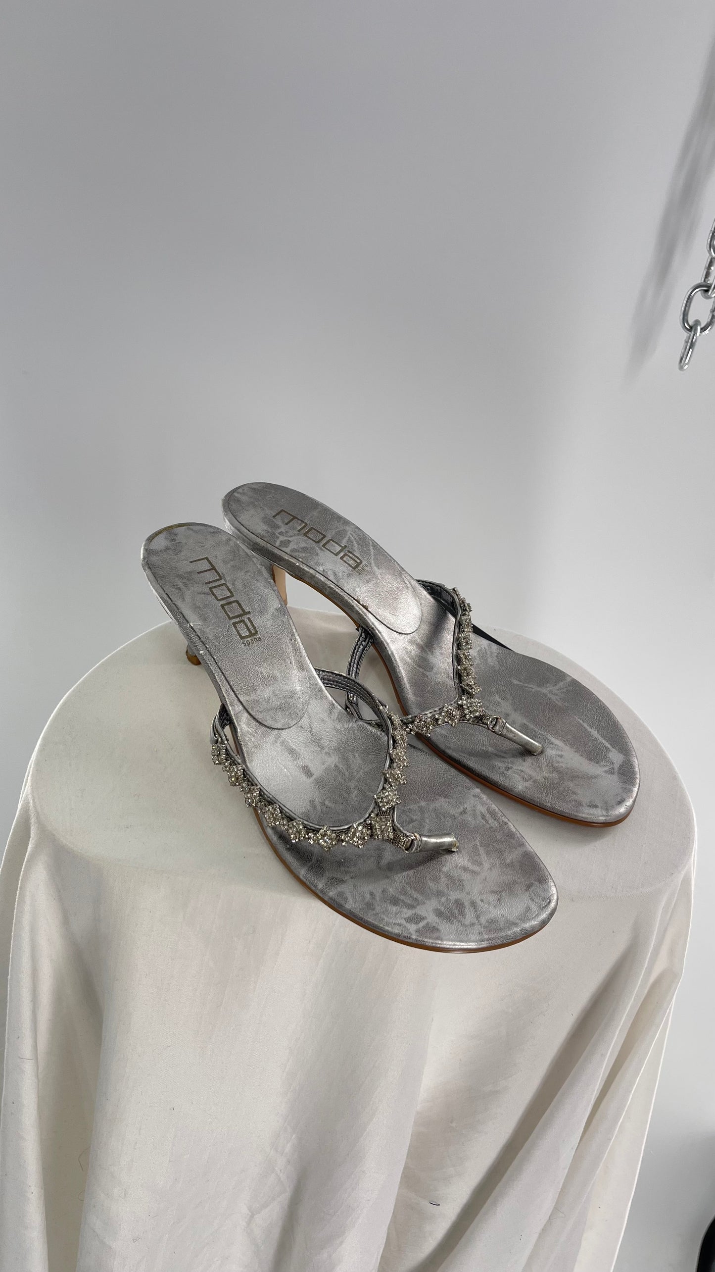 Vintage MODASPANA Silver Metallic Kitten Heel Thong Sandal with Rhinestone Embellishments (8.5)