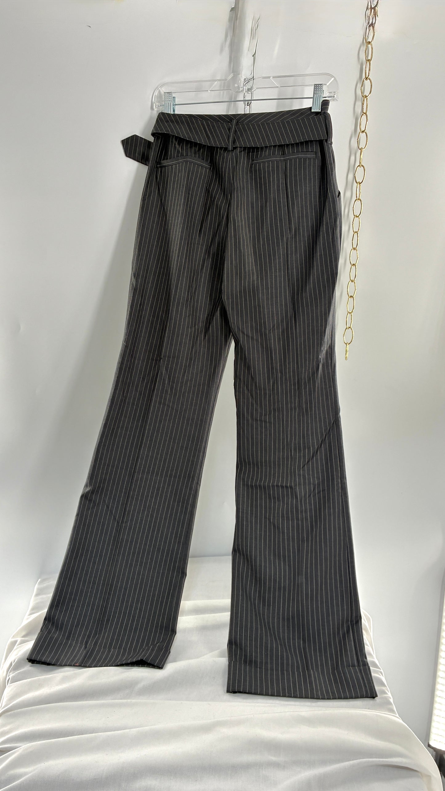 Vintage ANNE KLEIN Pinstripe Grey Low Rise, Wide Leg Trouser with Belted Hip (2)