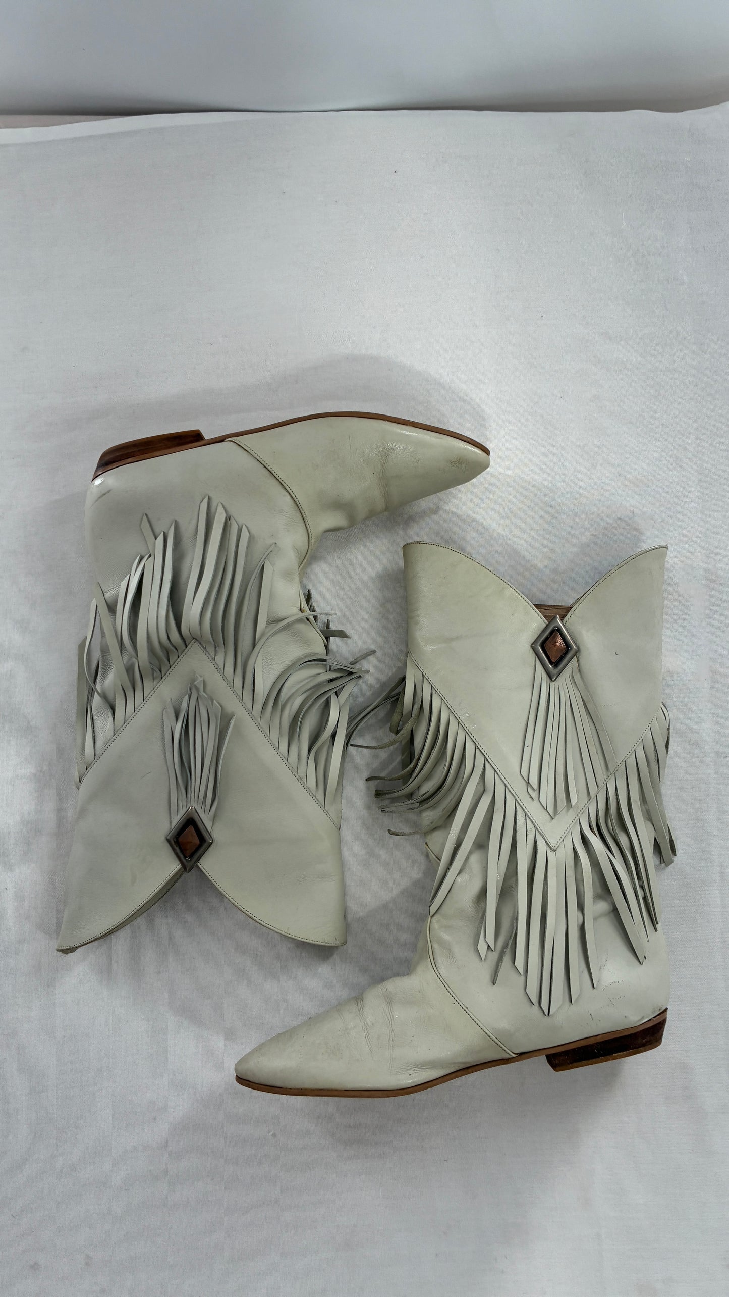 LJ SIMONE NEW YORK Off White, Slouchy Genuine Leather Fringed Boots (6.5)