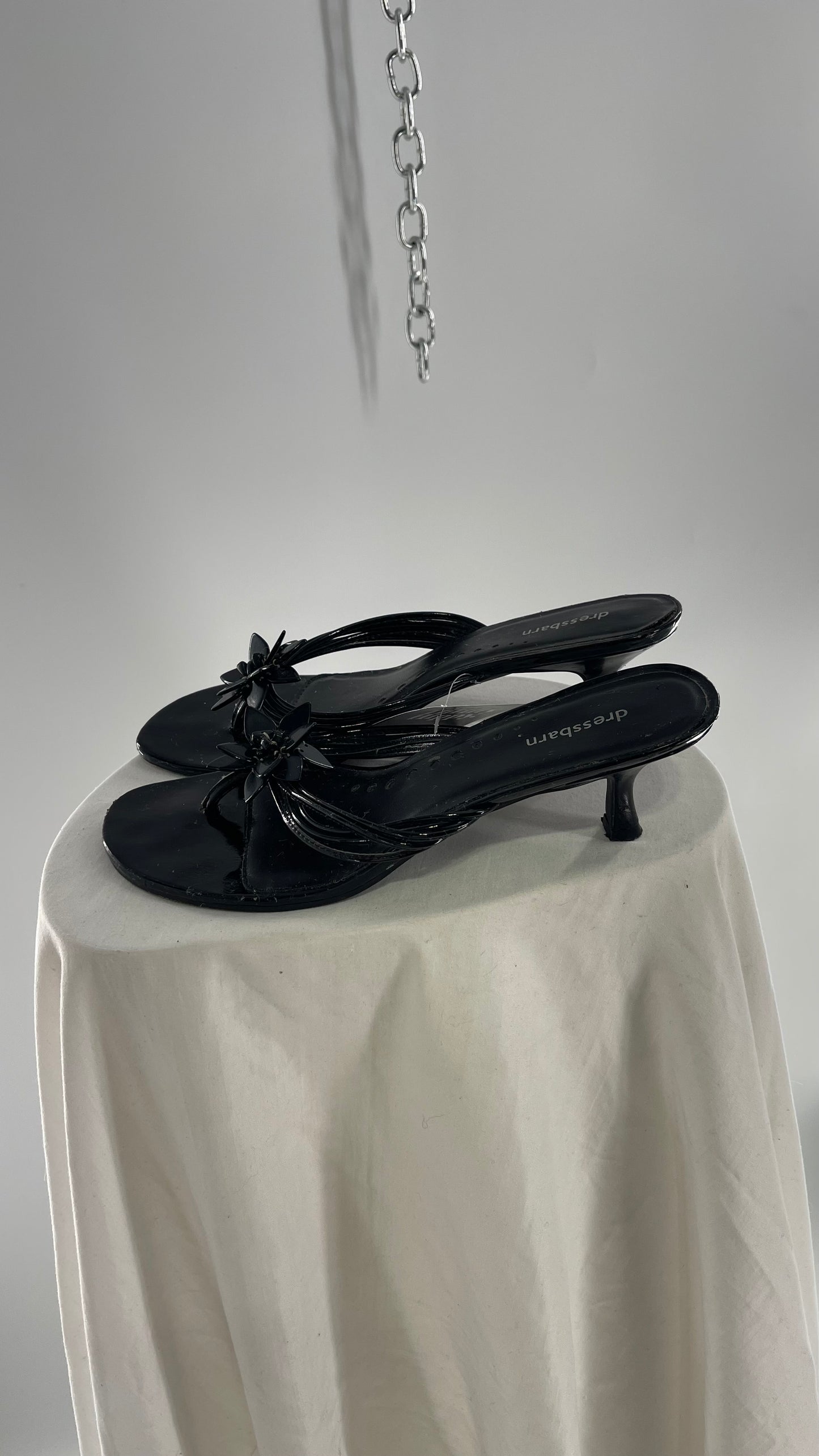 Vintage DressBarn Black Strappy Kitten Heel Thong Sandal with Plastic Flower Rosette (10)