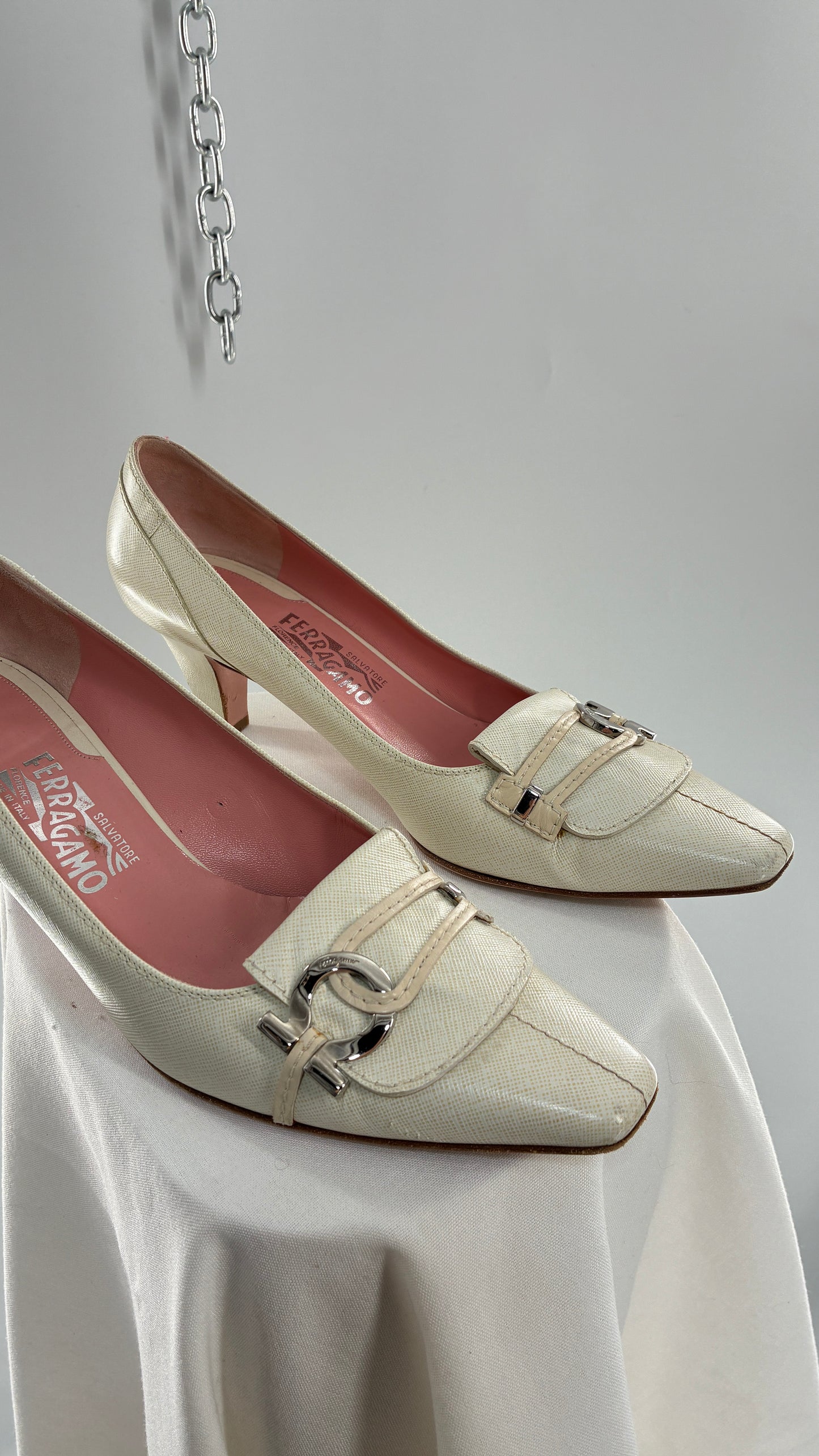 Vintage SALVATORE FERRAGAMO Magnolia White Kitten Heel (11)