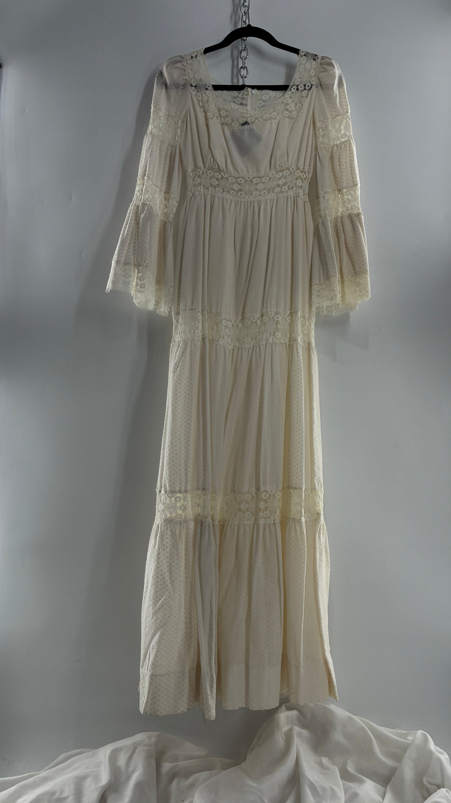 Vintage 1970s Off White Handmade Bell Sleeve Possible Wedding Gown (XS/Small)