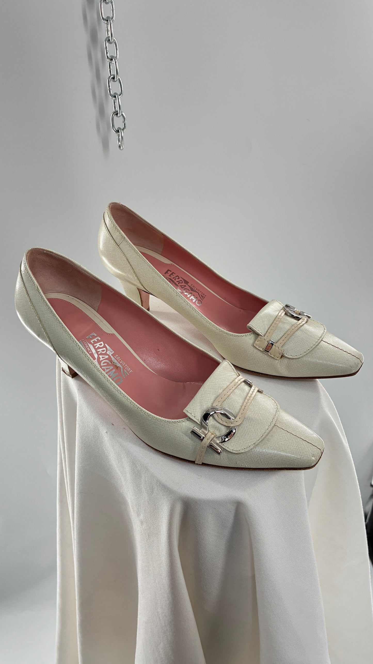 Vintage SALVATORE FERRAGAMO Magnolia White Kitten Heel (11)