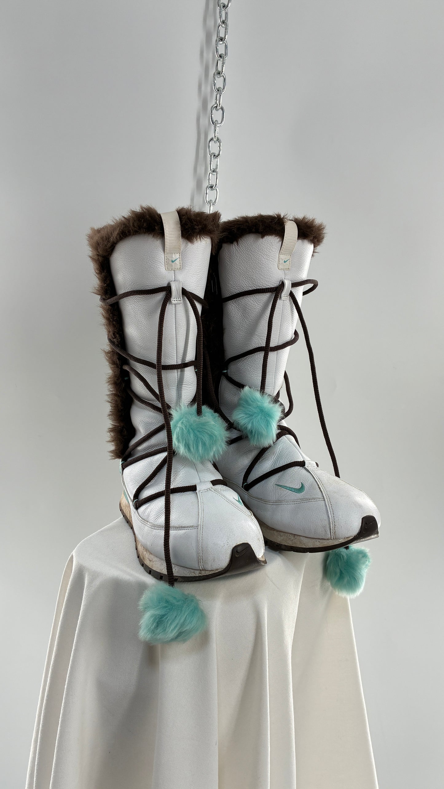 Vintage NIKE Pom Pom Snow Style White Boots Lined with Brown Fur, Turquoise Details (9)
