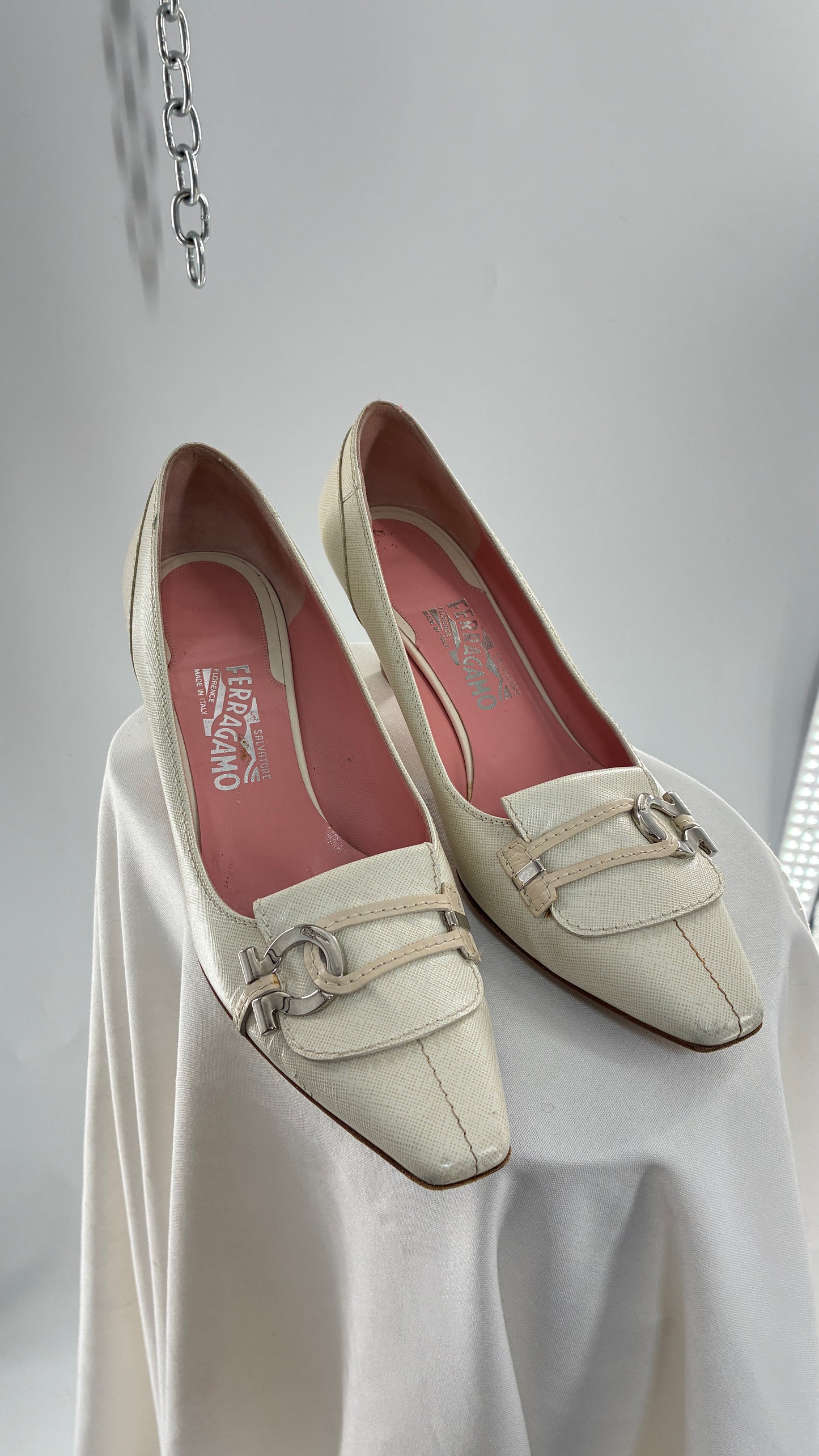 Vintage SALVATORE FERRAGAMO Magnolia White Kitten Heel (11)
