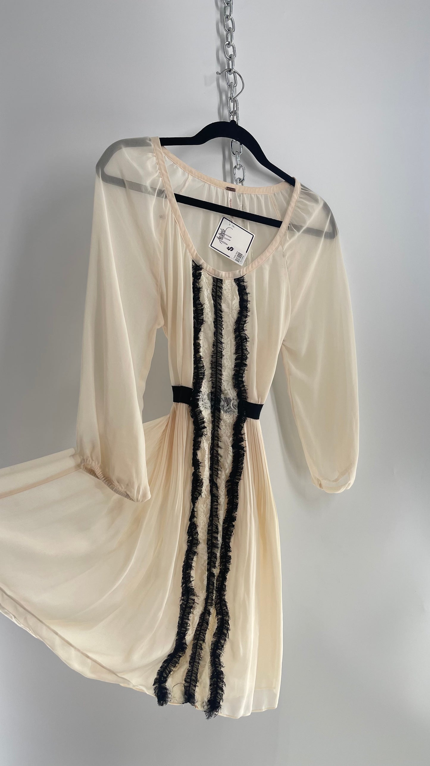 Free People Off White Balloon Sleeve Mini Dress with Black Lace Details (4)