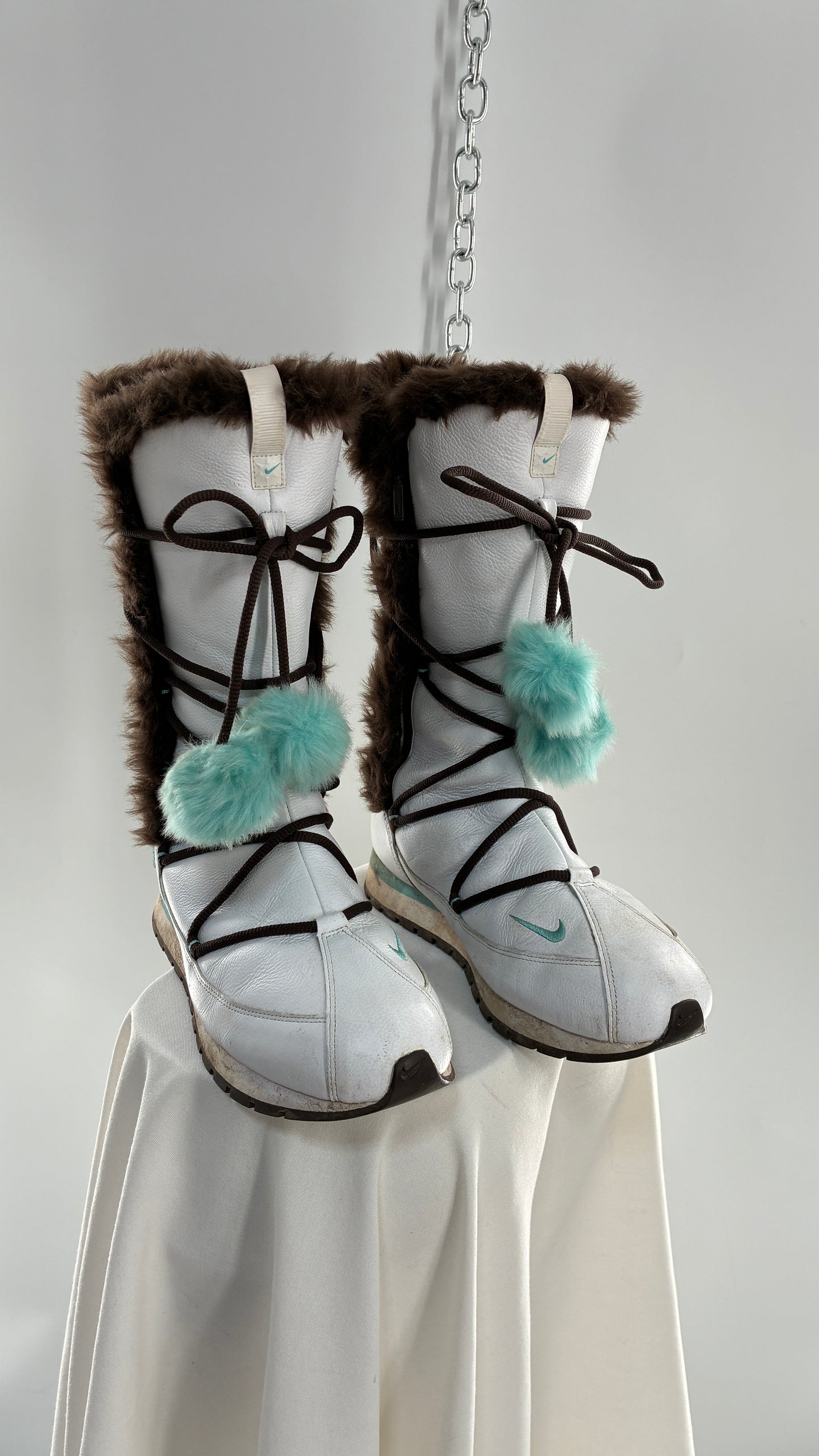 Vintage NIKE Pom Pom Snow Style White Boots Lined with Brown Fur, Turquoise Details (9)