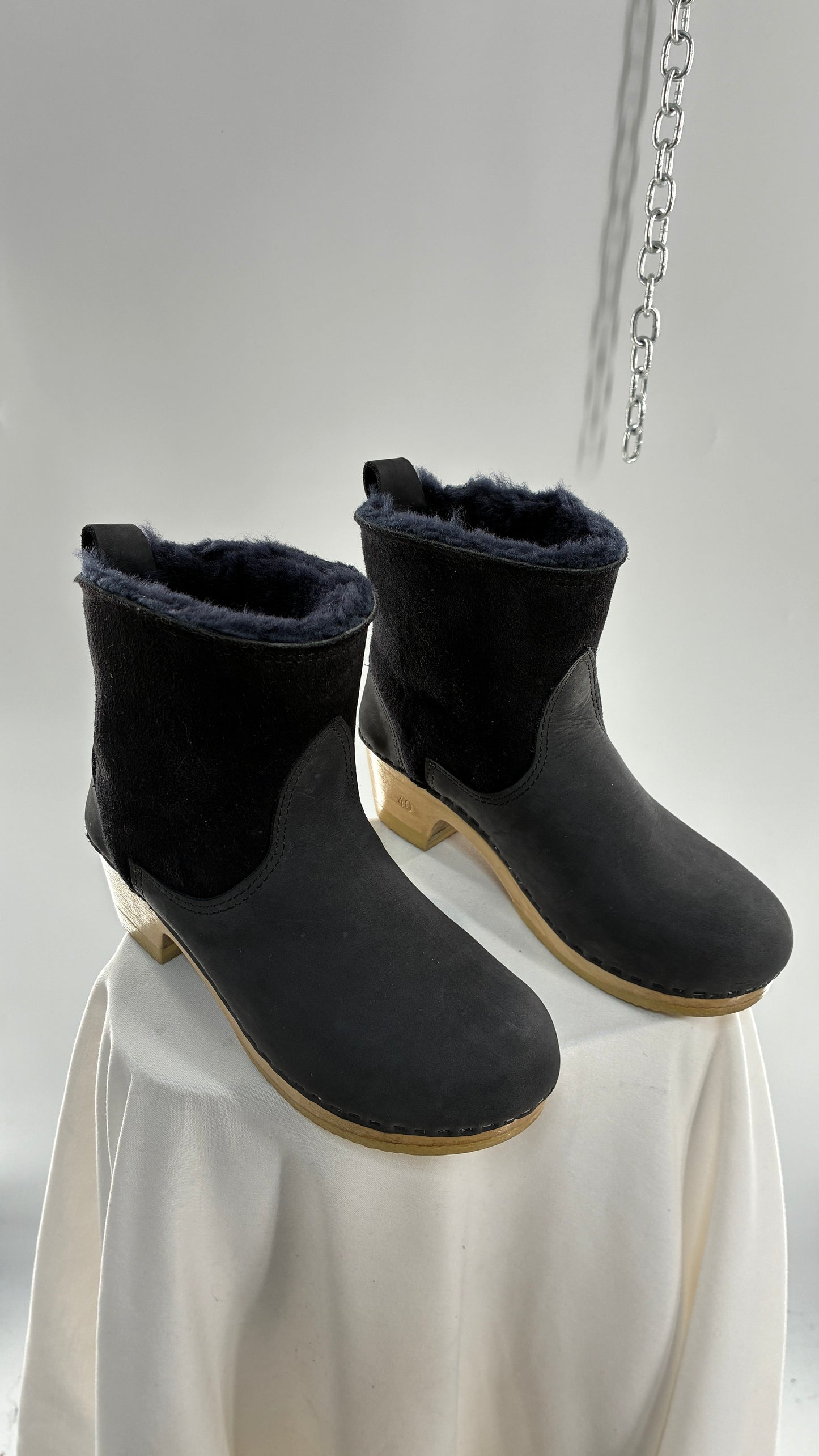 Vintage SVEN Black Leather Clog Boot with Sherpa Lining (40)