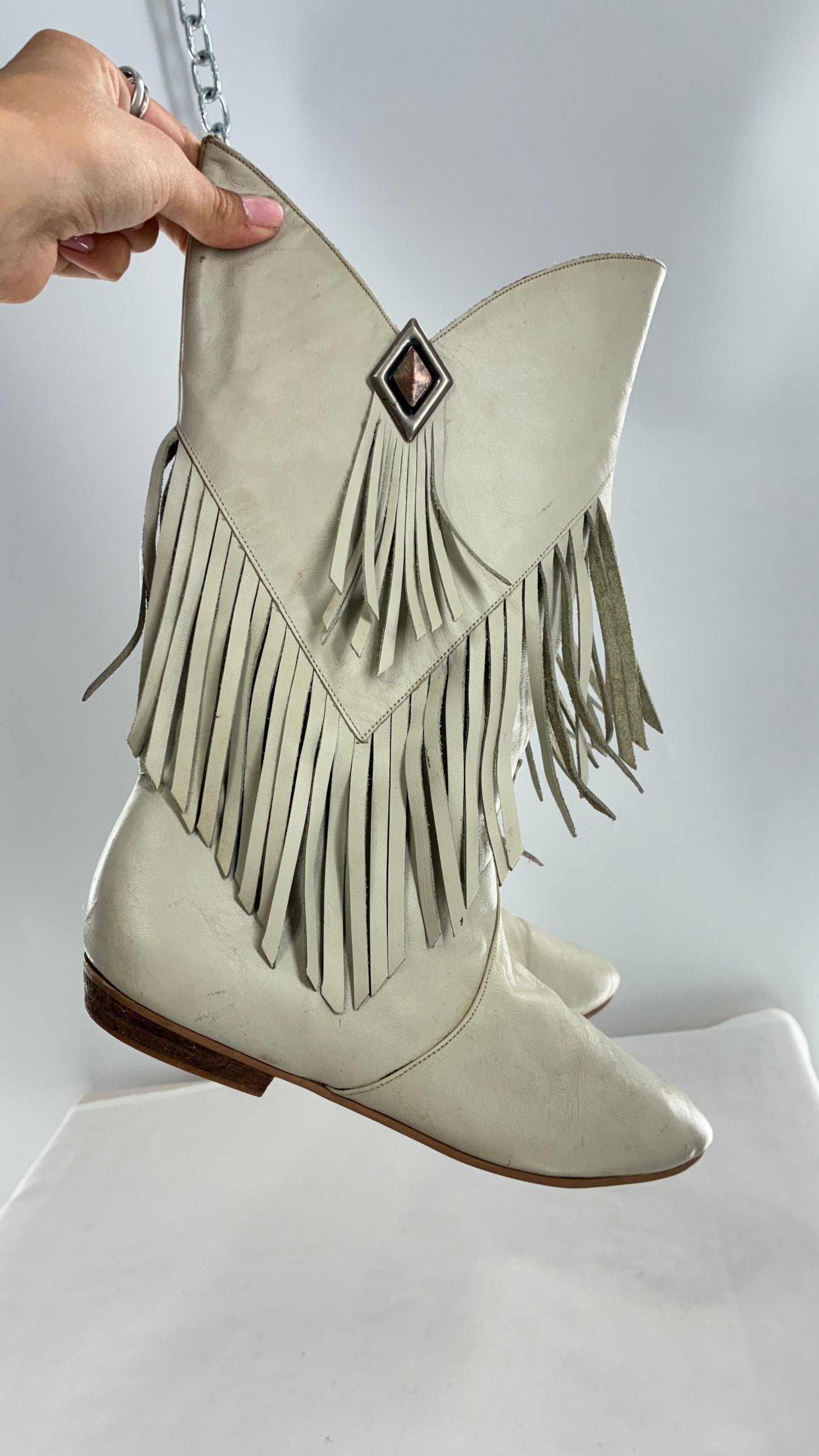 LJ SIMONE NEW YORK Off White, Slouchy Genuine Leather Fringed Boots (6.5)