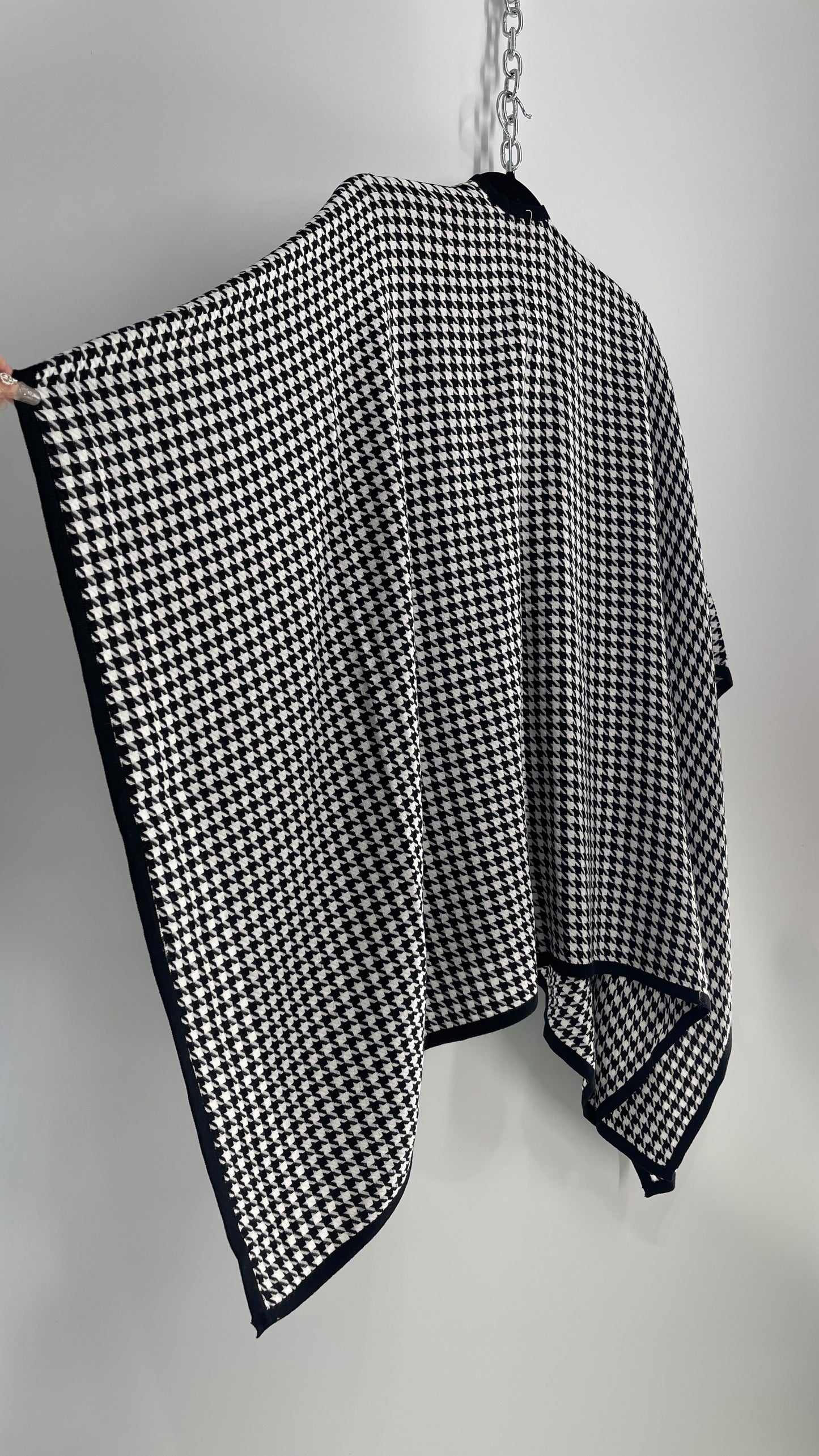 Ann Taylor Houndstooth Black and White Knit Scarf Cape (One Size)