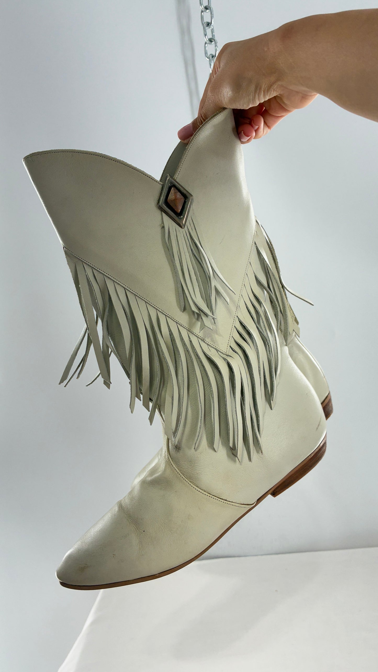 LJ SIMONE NEW YORK Off White, Slouchy Genuine Leather Fringed Boots (6.5)